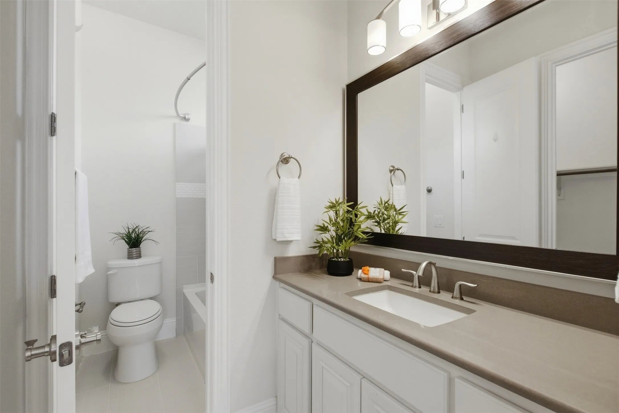 2nd bed en-suite bath