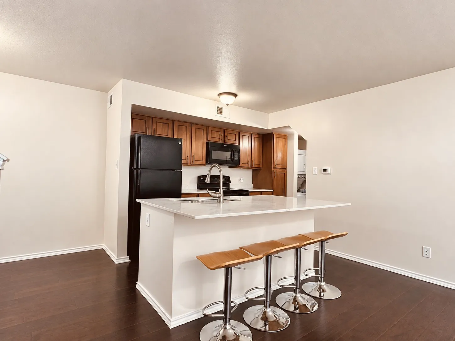Condominium For Sale in Dallas County , 9831 Walnut Street P210, Dallas, Texas 75243, 2 Bedroom, 2 Bathroom, Garage spaces, 1,031 Sqft, built in 1983, mls#21384074, Real Estate Agent in Dallas, Homes For Sale in Dallas county, Homes For Sale in Dallas, Realtor in Dallas Texas, Real Estate Brokerage Independent Realty Texas, Luminita Cordes Realtor