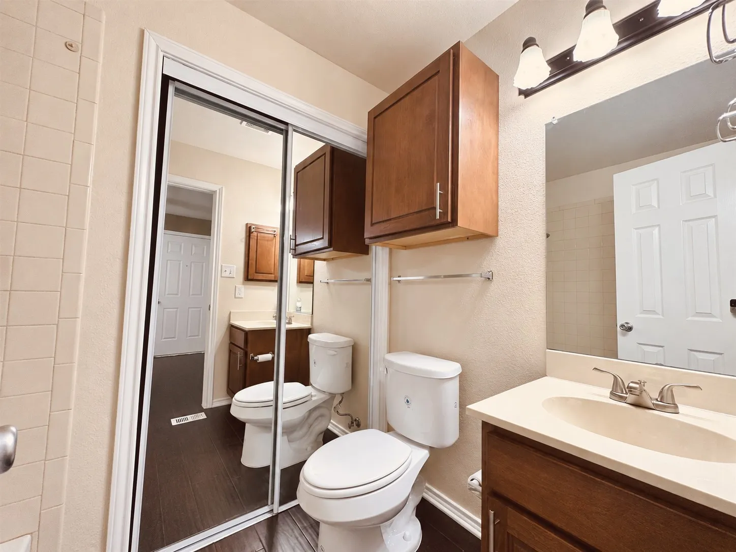 Condominium For Sale in Dallas County , 9831 Walnut Street P210, Dallas, Texas 75243, 2 Bedroom, 2 Bathroom, Garage spaces, 1,031 Sqft, built in 1983, mls#21384074, Real Estate Agent in Dallas, Homes For Sale in Dallas county, Homes For Sale in Dallas, Realtor in Dallas Texas, Real Estate Brokerage Independent Realty Texas, Luminita Cordes Realtor