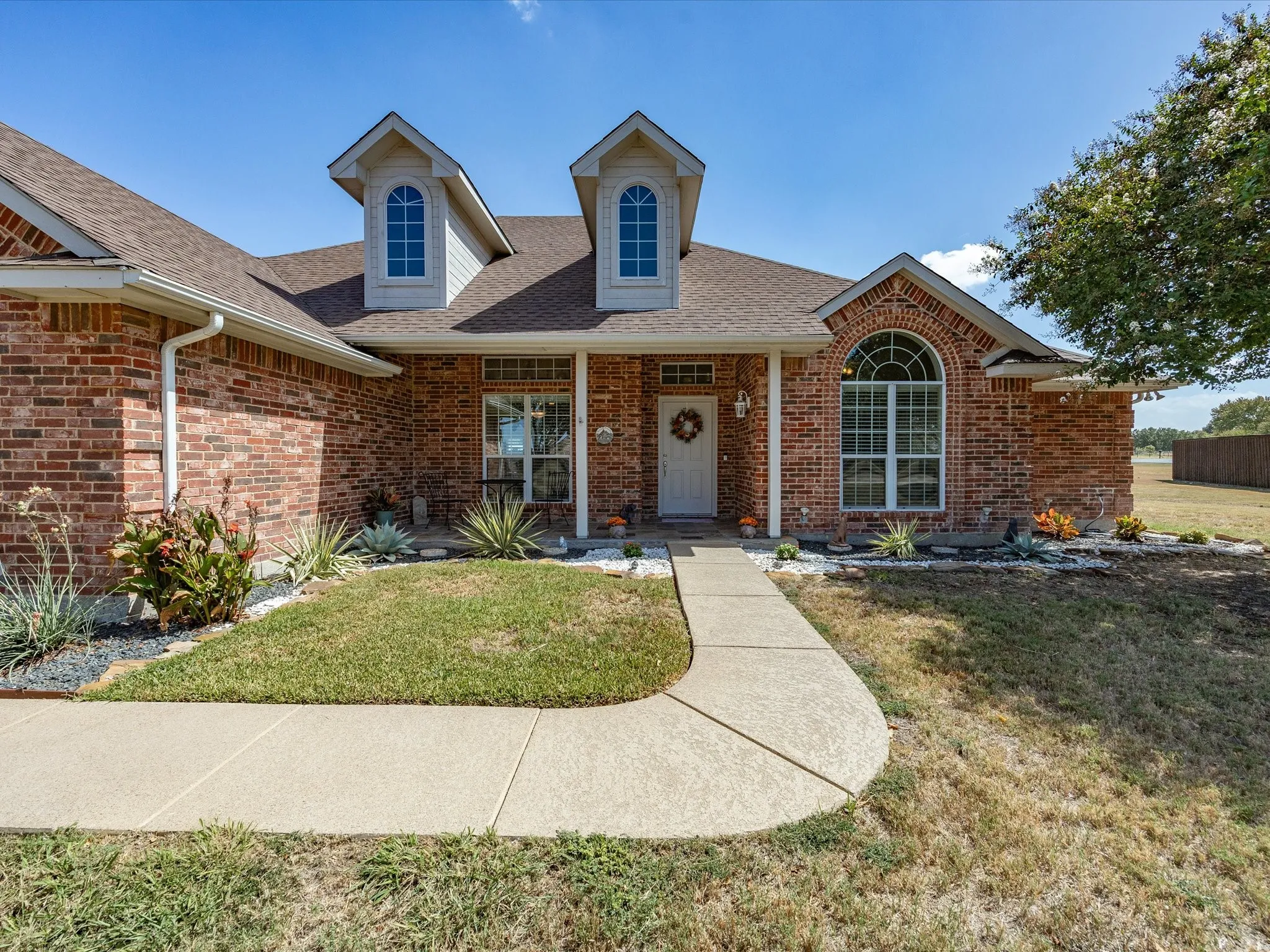 Single Family Residence For Sale in Ellis County , 5020 April Lane, Waxahachie, Texas 75165, 4 Bedroom, 3 Bathroom, 2 Garage spaces, 2,764 Sqft, built in 2004, mls#21386094, Real Estate Agent in Waxahachie, Homes For Sale in Ellis county, Homes For Sale in Waxahachie, Realtor in Waxahachie Texas, Real Estate Brokerage Independent Realty Texas, Luminita Cordes Realtor