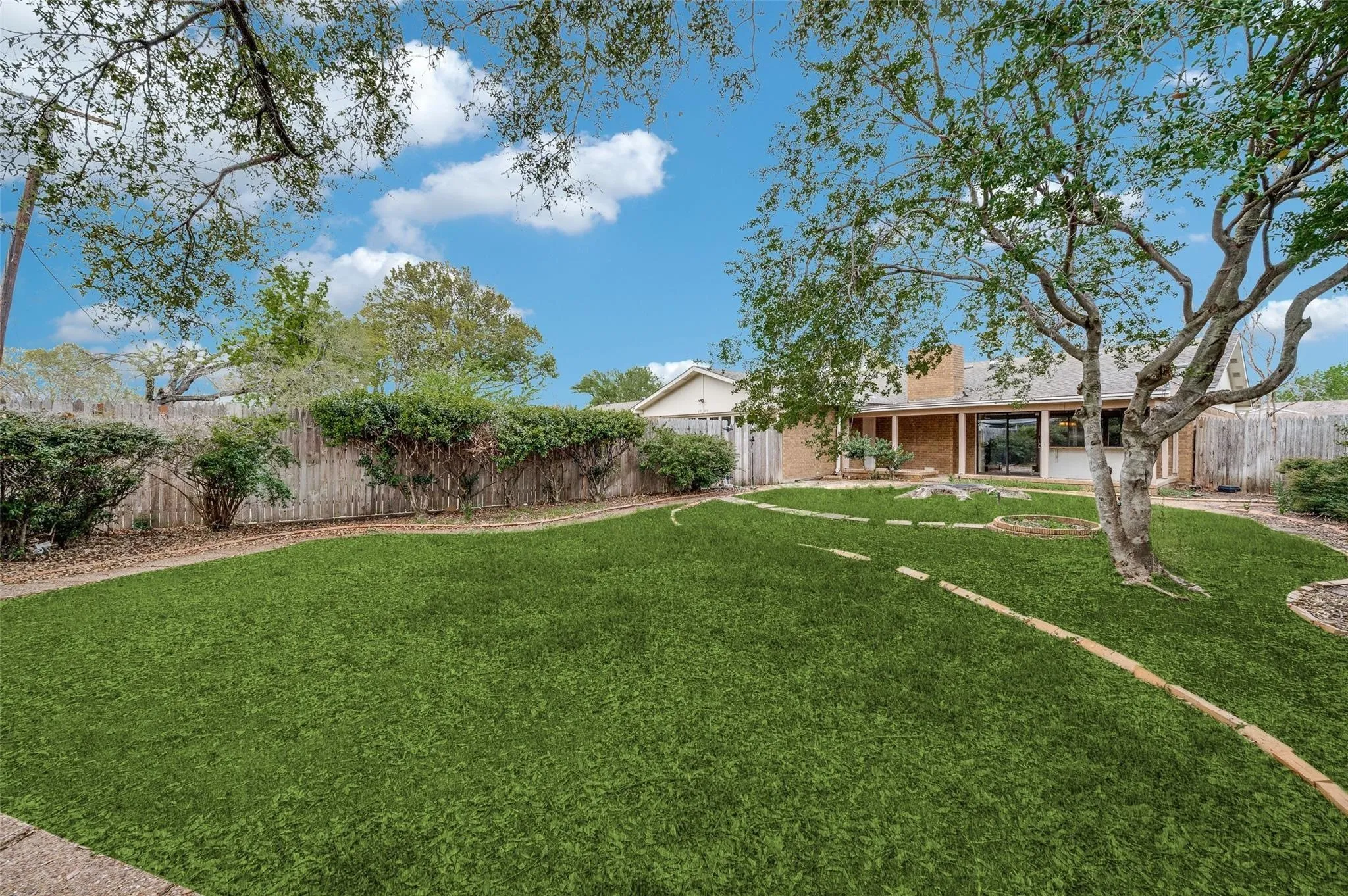 Single Family Residence For Rent in Collin County , 2209 Travis Drive, Plano, Texas 75093, 3 Bedroom, 2 Bathroom, 2 Garage spaces, 1,846 Sqft, built in 1979, mls#21390351, Real Estate Agent in Plano, Homes For Rent in Collin county, Homes For Rent in Plano, Realtor in Plano Texas, Real Estate Brokerage Independent Realty Texas, Luminita Cordes Realtor