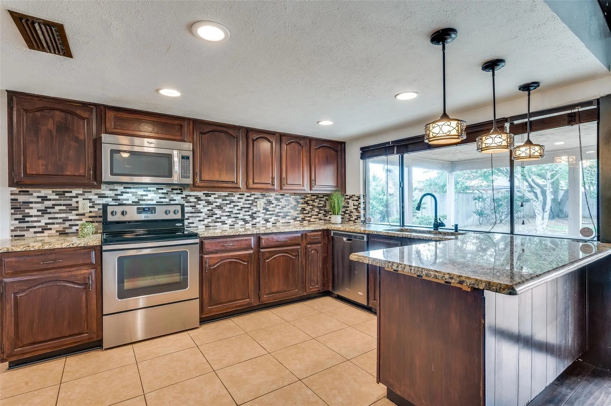 Single Family Residence For Rent in Collin County , 2209 Travis Drive, Plano, Texas 75093, 3 Bedroom, 2 Bathroom, 2 Garage spaces, 1,846 Sqft, built in 1979, mls#21390351, Real Estate Agent in Plano, Homes For Rent in Collin county, Homes For Rent in Plano, Realtor in Plano Texas, Real Estate Brokerage Independent Realty Texas, Luminita Cordes Realtor