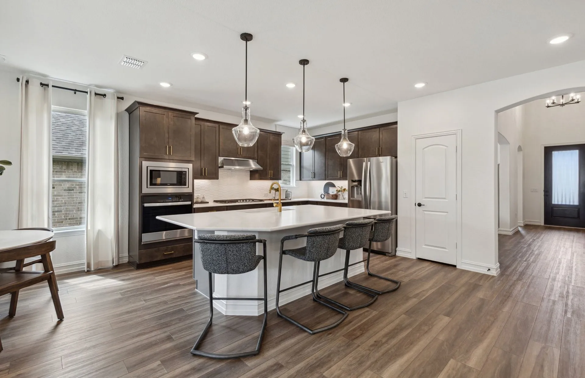 *Model Representation - Spacious kitchen with eat-in bartop island