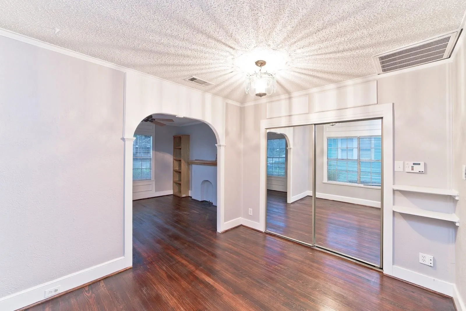 Duplex For Rent in Dallas County , 6020 Llano Avenue, Dallas, Texas 75206, 1 Bedroom, 1 Bathroom, Garage spaces, 720 Sqft, built in 1924, mls#21390346, Real Estate Agent in Dallas, Homes For Rent in Dallas county, Homes For Rent in Dallas, Realtor in Dallas Texas, Real Estate Brokerage Independent Realty Texas, Luminita Cordes Realtor