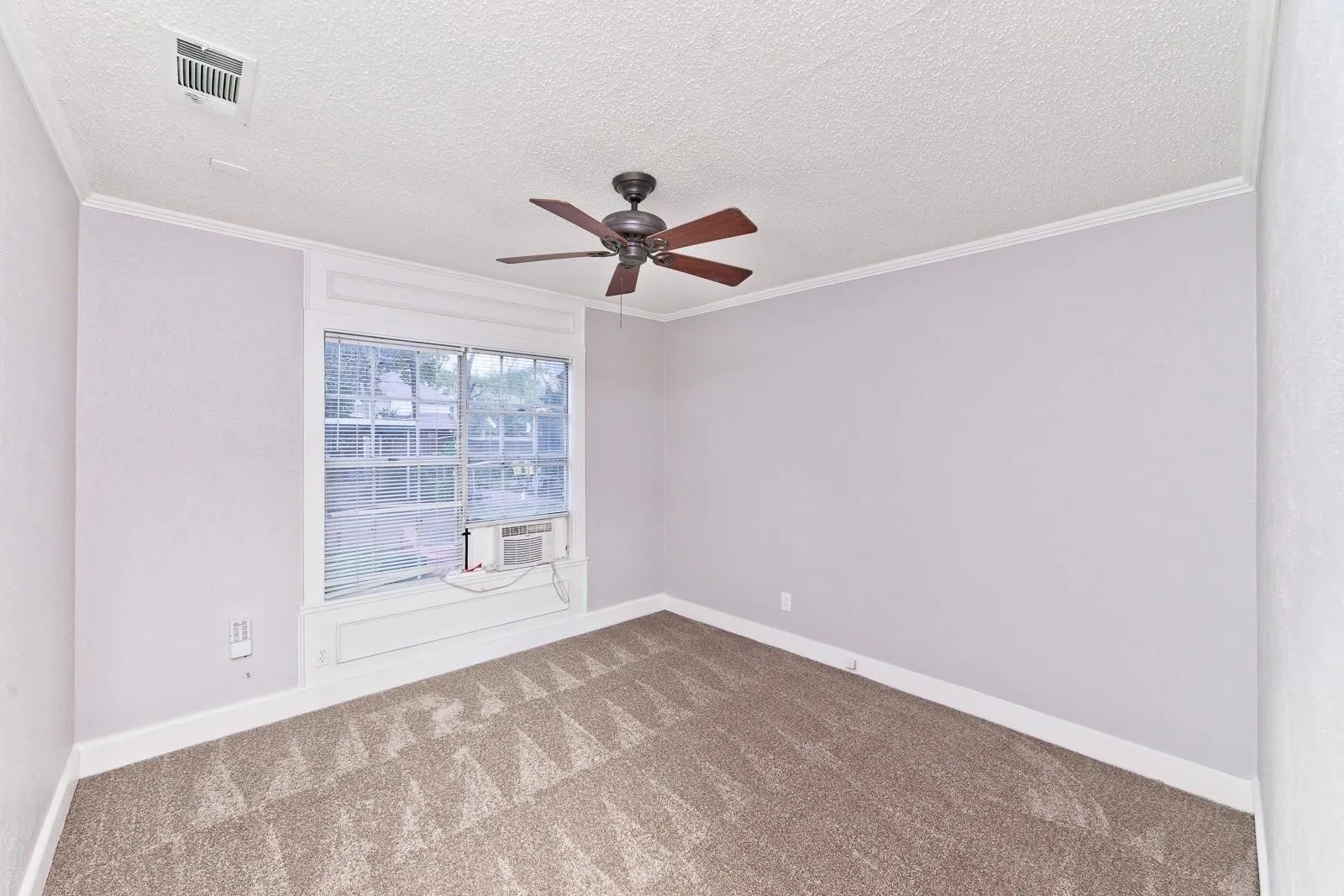 Duplex For Rent in Dallas County , 6020 Llano Avenue, Dallas, Texas 75206, 1 Bedroom, 1 Bathroom, Garage spaces, 720 Sqft, built in 1924, mls#21390346, Real Estate Agent in Dallas, Homes For Rent in Dallas county, Homes For Rent in Dallas, Realtor in Dallas Texas, Real Estate Brokerage Independent Realty Texas, Luminita Cordes Realtor