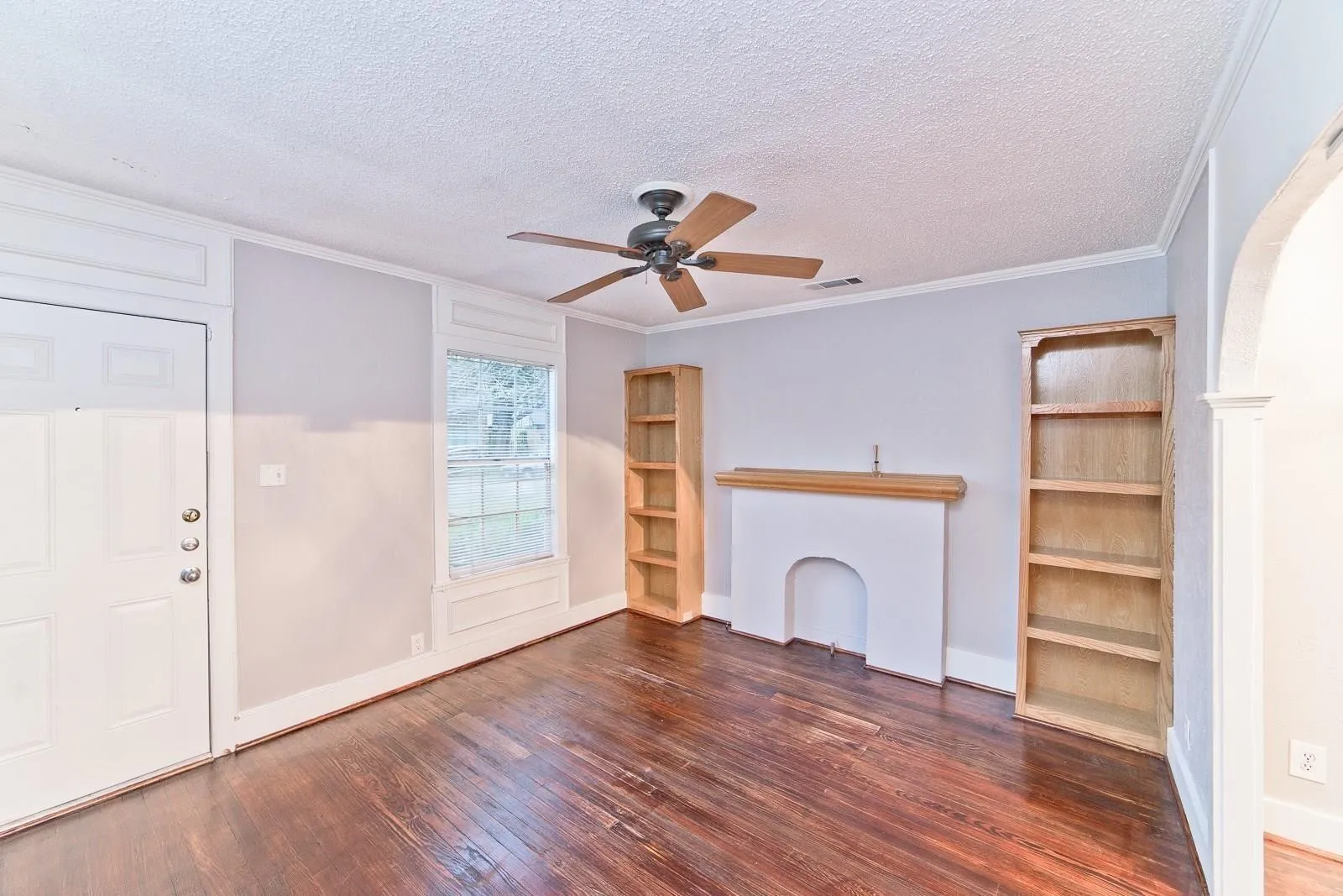 Duplex For Rent in Dallas County , 6020 Llano Avenue, Dallas, Texas 75206, 1 Bedroom, 1 Bathroom, Garage spaces, 720 Sqft, built in 1924, mls#21390346, Real Estate Agent in Dallas, Homes For Rent in Dallas county, Homes For Rent in Dallas, Realtor in Dallas Texas, Real Estate Brokerage Independent Realty Texas, Luminita Cordes Realtor