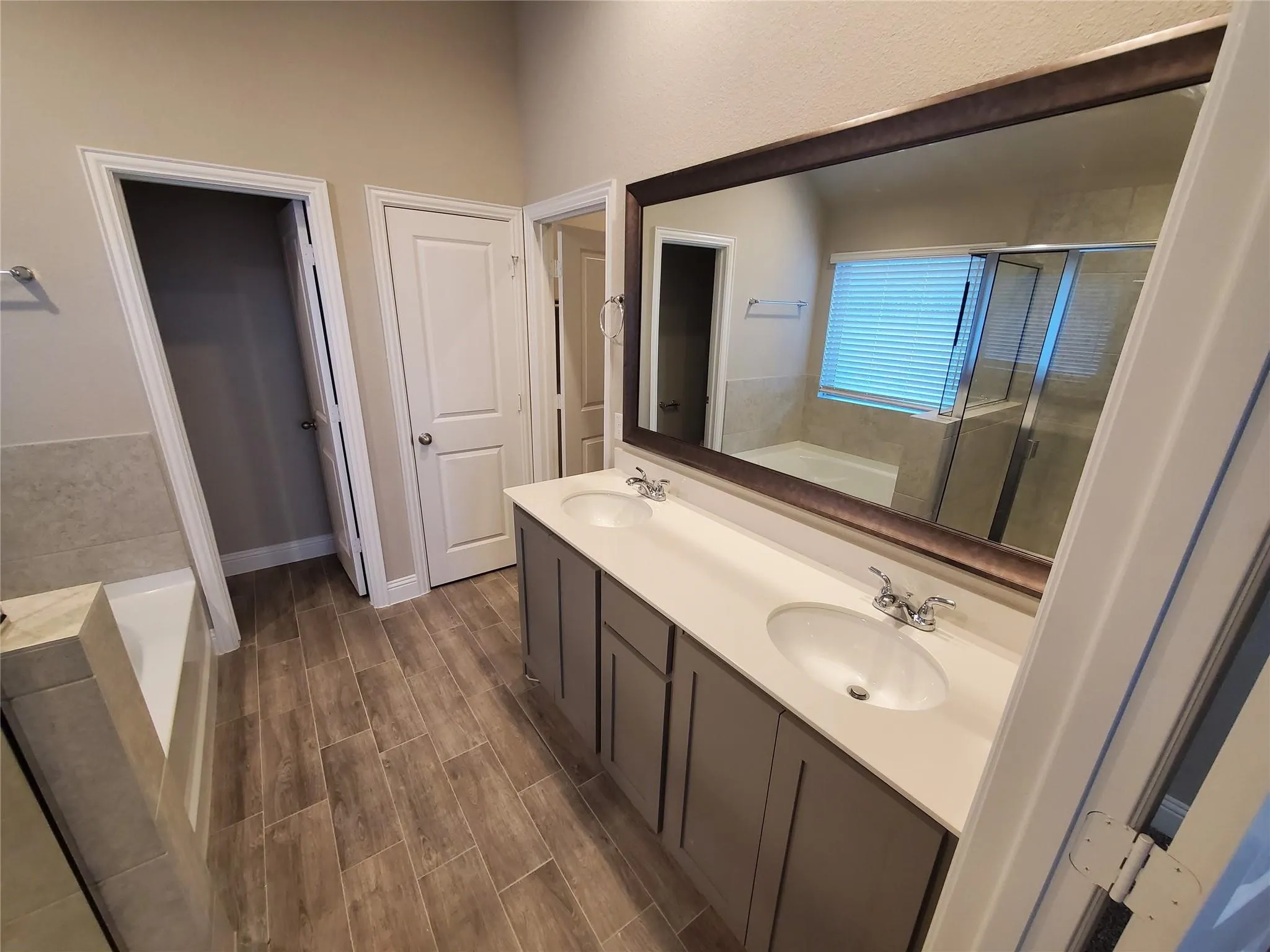 Dual vanity with integrated sinks and a large framed mirror