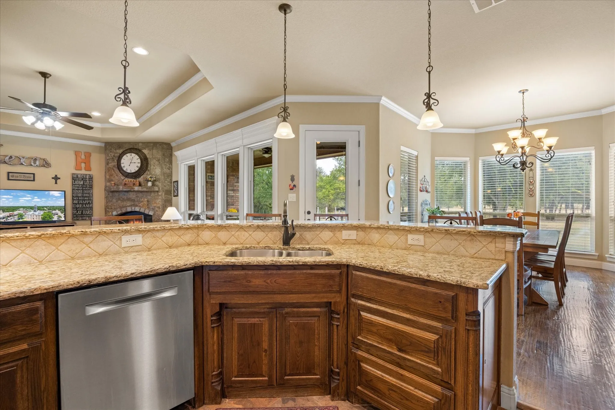 Single Family Residence For Sale in Parker County , 218 Hidden Creek Loop, Weatherford, Texas 76085, 3 Bedroom, 2 Bathroom, 2 Garage spaces, 2,486 Sqft, built in 2013, mls#21389584, Real Estate Agent in Weatherford, Homes For Sale in Parker county, Homes For Sale in Weatherford, Realtor in Weatherford Texas, Real Estate Brokerage Independent Realty Texas, Luminita Cordes Realtor
