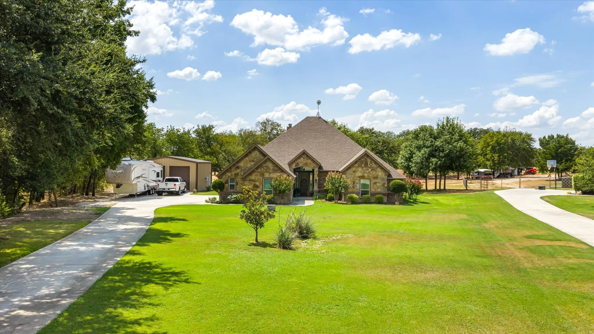 Single Family Residence For Sale in Parker County , 218 Hidden Creek Loop, Weatherford, Texas 76085, 3 Bedroom, 2 Bathroom, 2 Garage spaces, 2,486 Sqft, built in 2013, mls#21389584, Real Estate Agent in Weatherford, Homes For Sale in Parker county, Homes For Sale in Weatherford, Realtor in Weatherford Texas, Real Estate Brokerage Independent Realty Texas, Luminita Cordes Realtor