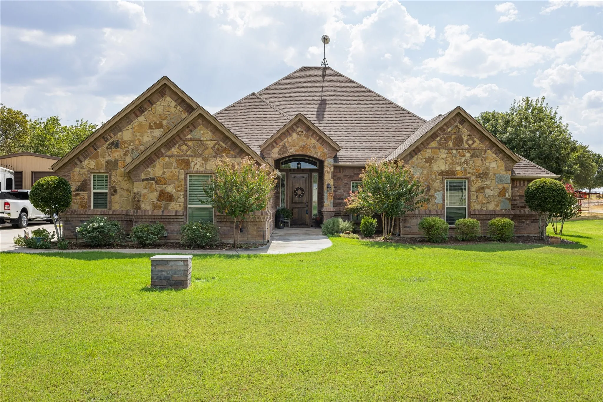 Single Family Residence For Sale in Parker County , 218 Hidden Creek Loop, Weatherford, Texas 76085, 3 Bedroom, 2 Bathroom, 2 Garage spaces, 2,486 Sqft, built in 2013, mls#21389584, Real Estate Agent in Weatherford, Homes For Sale in Parker county, Homes For Sale in Weatherford, Realtor in Weatherford Texas, Real Estate Brokerage Independent Realty Texas, Luminita Cordes Realtor