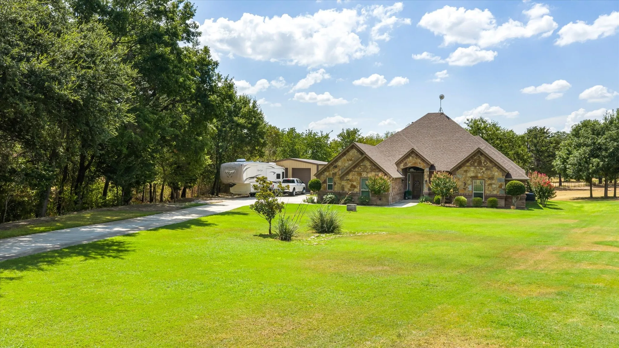 Single Family Residence For Sale in Parker County , 218 Hidden Creek Loop, Weatherford, Texas 76085, 3 Bedroom, 2 Bathroom, 2 Garage spaces, 2,486 Sqft, built in 2013, mls#21389584, Real Estate Agent in Weatherford, Homes For Sale in Parker county, Homes For Sale in Weatherford, Realtor in Weatherford Texas, Real Estate Brokerage Independent Realty Texas, Luminita Cordes Realtor