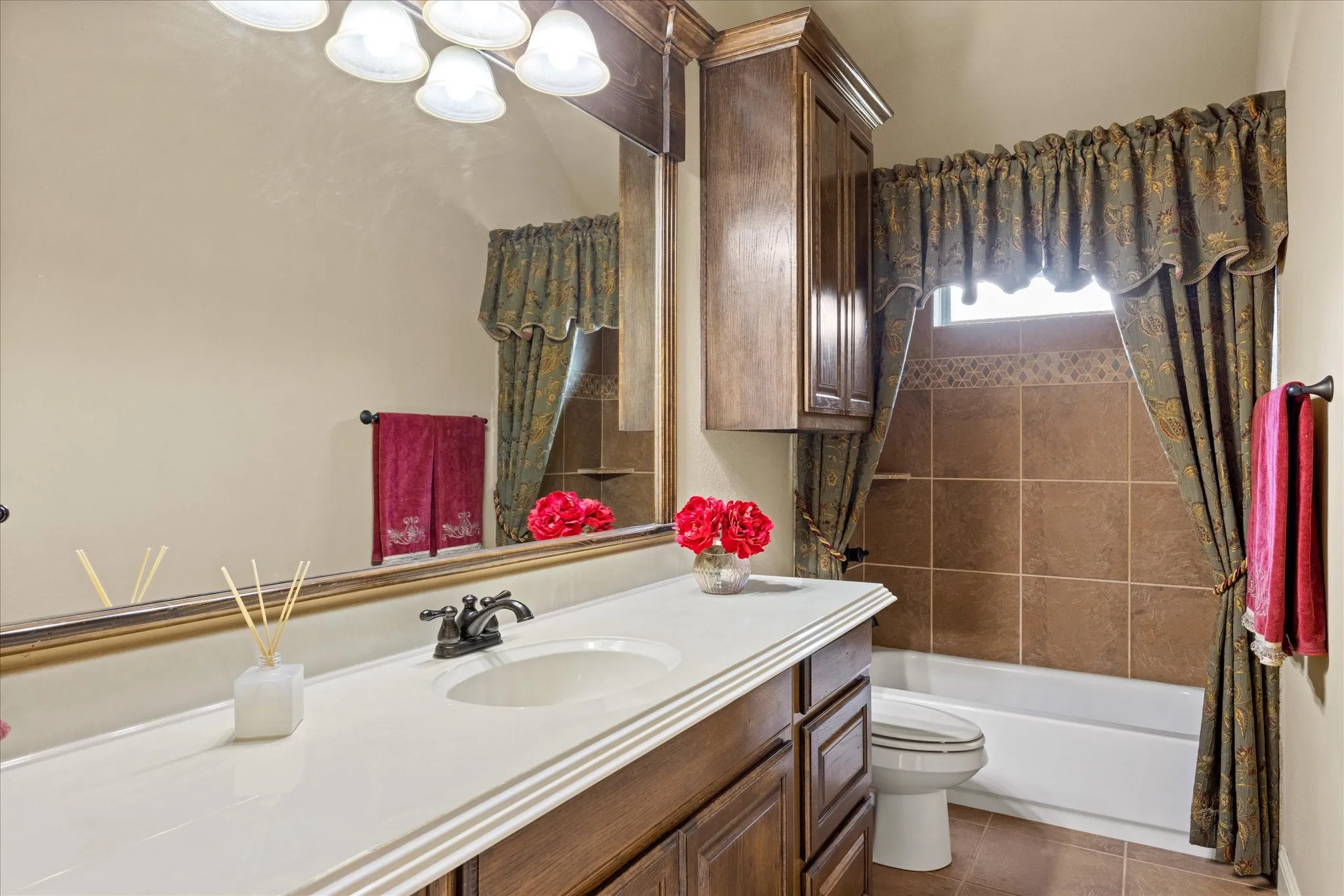 Single Family Residence For Sale in Parker County , 218 Hidden Creek Loop, Weatherford, Texas 76085, 3 Bedroom, 2 Bathroom, 2 Garage spaces, 2,486 Sqft, built in 2013, mls#21389584, Real Estate Agent in Weatherford, Homes For Sale in Parker county, Homes For Sale in Weatherford, Realtor in Weatherford Texas, Real Estate Brokerage Independent Realty Texas, Luminita Cordes Realtor