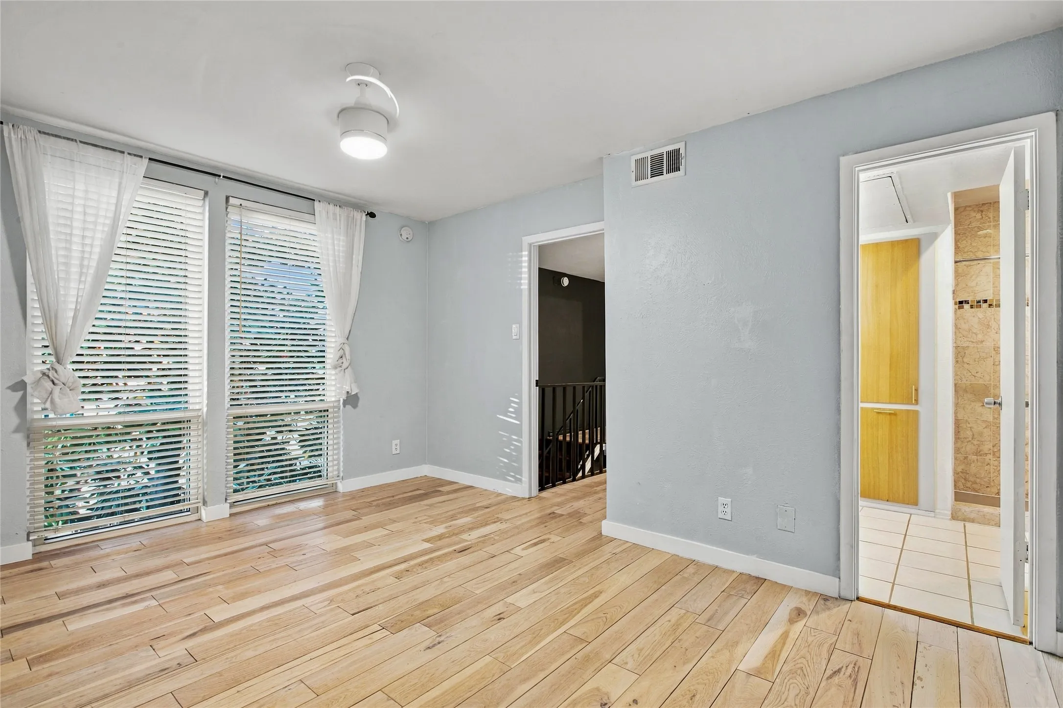 Condominium For Sale in Dallas County , 7125 Fair Oaks Avenue 12, Dallas, Texas 75231, 2 Bedroom, 3 Bathroom, Garage spaces, 1,427 Sqft, built in 1974, mls#21390376, Real Estate Agent in Dallas, Homes For Sale in Dallas county, Homes For Sale in Dallas, Realtor in Dallas Texas, Real Estate Brokerage Independent Realty Texas, Luminita Cordes Realtor
