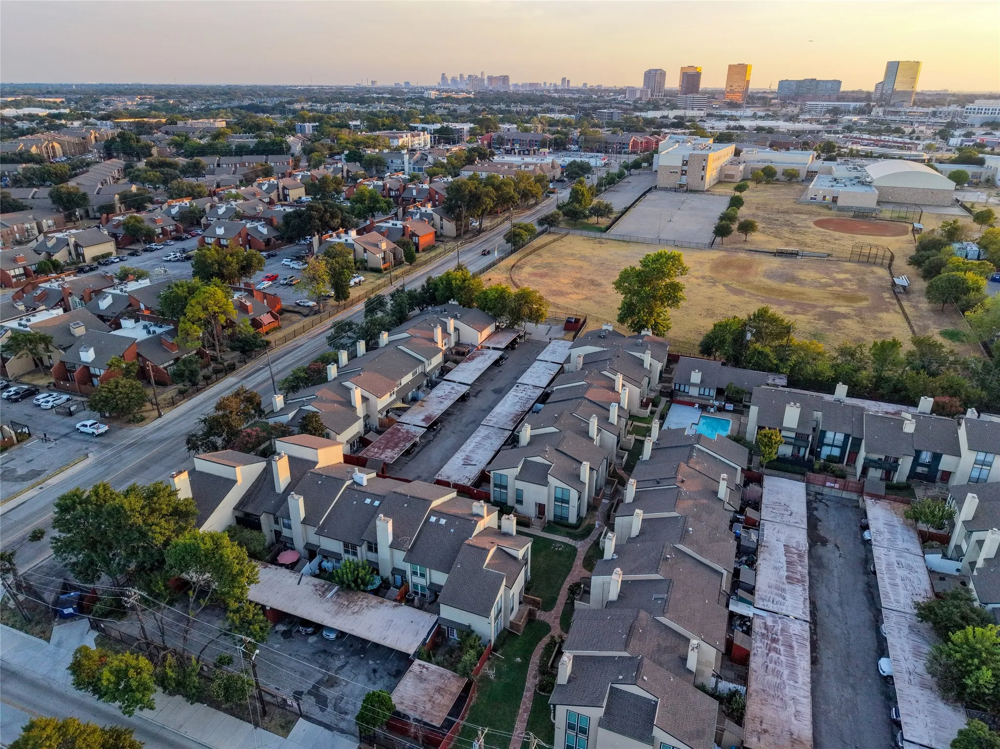 Condominium For Sale in Dallas County , 7125 Fair Oaks Avenue 12, Dallas, Texas 75231, 2 Bedroom, 3 Bathroom, Garage spaces, 1,427 Sqft, built in 1974, mls#21390376, Real Estate Agent in Dallas, Homes For Sale in Dallas county, Homes For Sale in Dallas, Realtor in Dallas Texas, Real Estate Brokerage Independent Realty Texas, Luminita Cordes Realtor