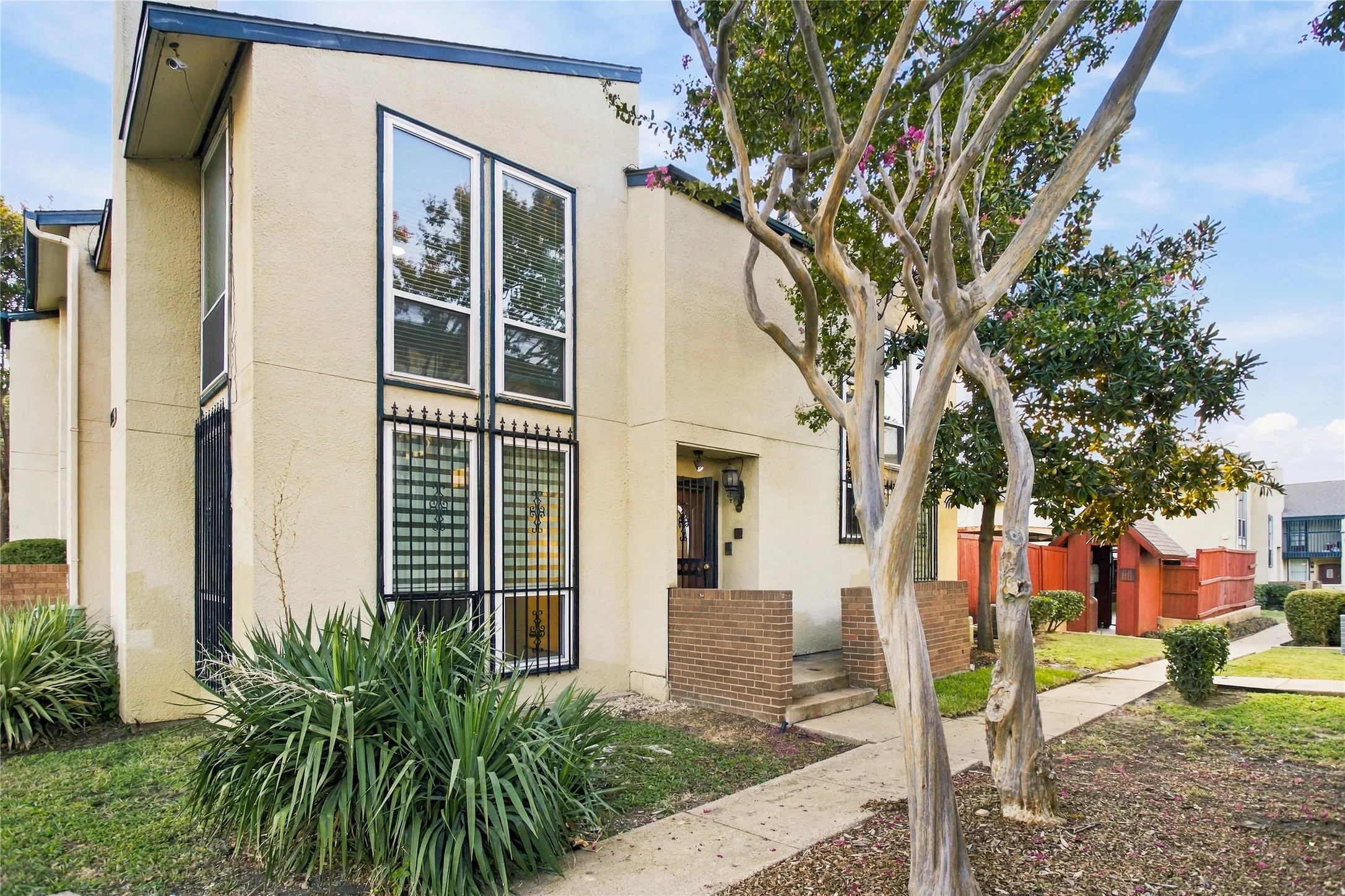 Condominium For Sale in Dallas County , 7125 Fair Oaks Avenue 12, Dallas, Texas 75231, 2 Bedroom, 3 Bathroom, Garage spaces, 1,427 Sqft, built in 1974, mls#21390376, Real Estate Agent in Dallas, Homes For Sale in Dallas county, Homes For Sale in Dallas, Realtor in Dallas Texas, Real Estate Brokerage Independent Realty Texas, Luminita Cordes Realtor