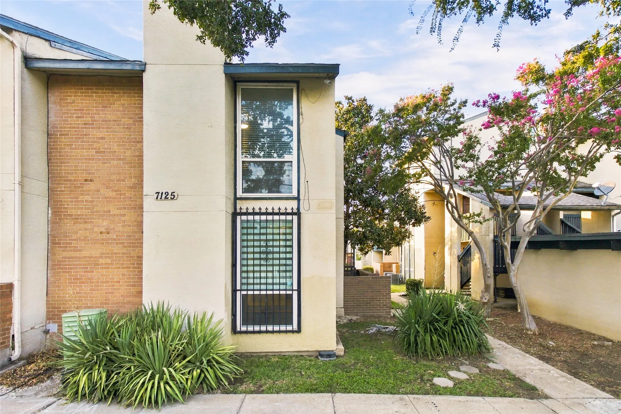 Condominium For Sale in Dallas County , 7125 Fair Oaks Avenue 12, Dallas, Texas 75231, 2 Bedroom, 3 Bathroom, Garage spaces, 1,427 Sqft, built in 1974, mls#21390376, Real Estate Agent in Dallas, Homes For Sale in Dallas county, Homes For Sale in Dallas, Realtor in Dallas Texas, Real Estate Brokerage Independent Realty Texas, Luminita Cordes Realtor
