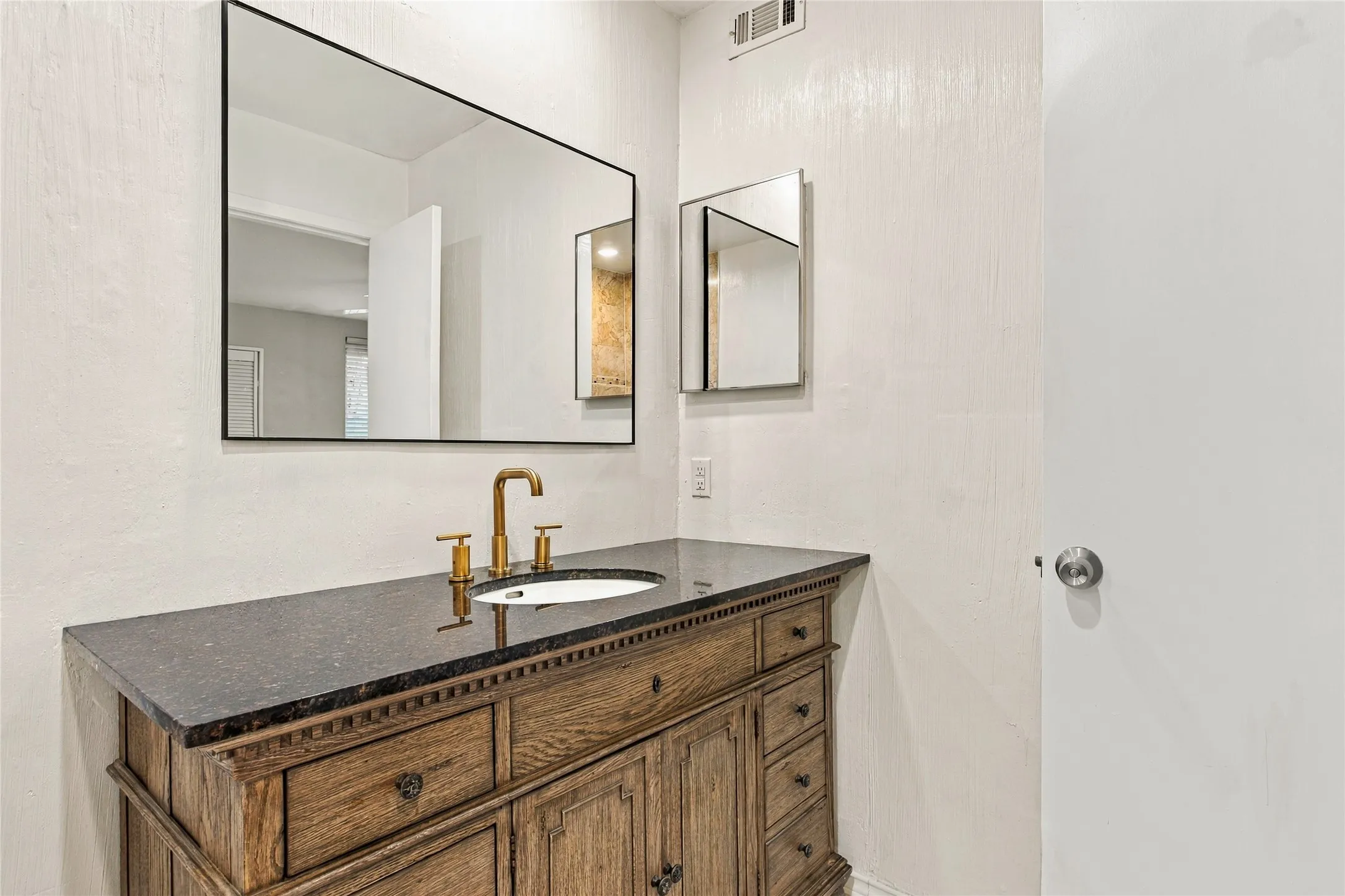 Condominium For Sale in Dallas County , 7125 Fair Oaks Avenue 12, Dallas, Texas 75231, 2 Bedroom, 3 Bathroom, Garage spaces, 1,427 Sqft, built in 1974, mls#21390376, Real Estate Agent in Dallas, Homes For Sale in Dallas county, Homes For Sale in Dallas, Realtor in Dallas Texas, Real Estate Brokerage Independent Realty Texas, Luminita Cordes Realtor