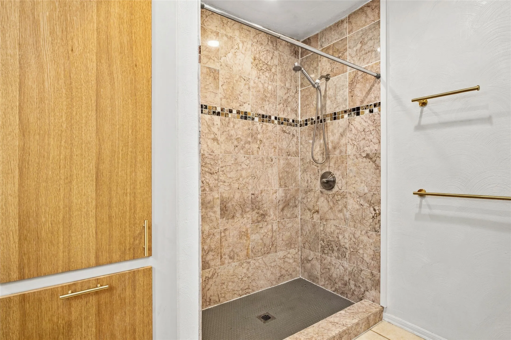 Condominium For Sale in Dallas County , 7125 Fair Oaks Avenue 12, Dallas, Texas 75231, 2 Bedroom, 3 Bathroom, Garage spaces, 1,427 Sqft, built in 1974, mls#21390376, Real Estate Agent in Dallas, Homes For Sale in Dallas county, Homes For Sale in Dallas, Realtor in Dallas Texas, Real Estate Brokerage Independent Realty Texas, Luminita Cordes Realtor