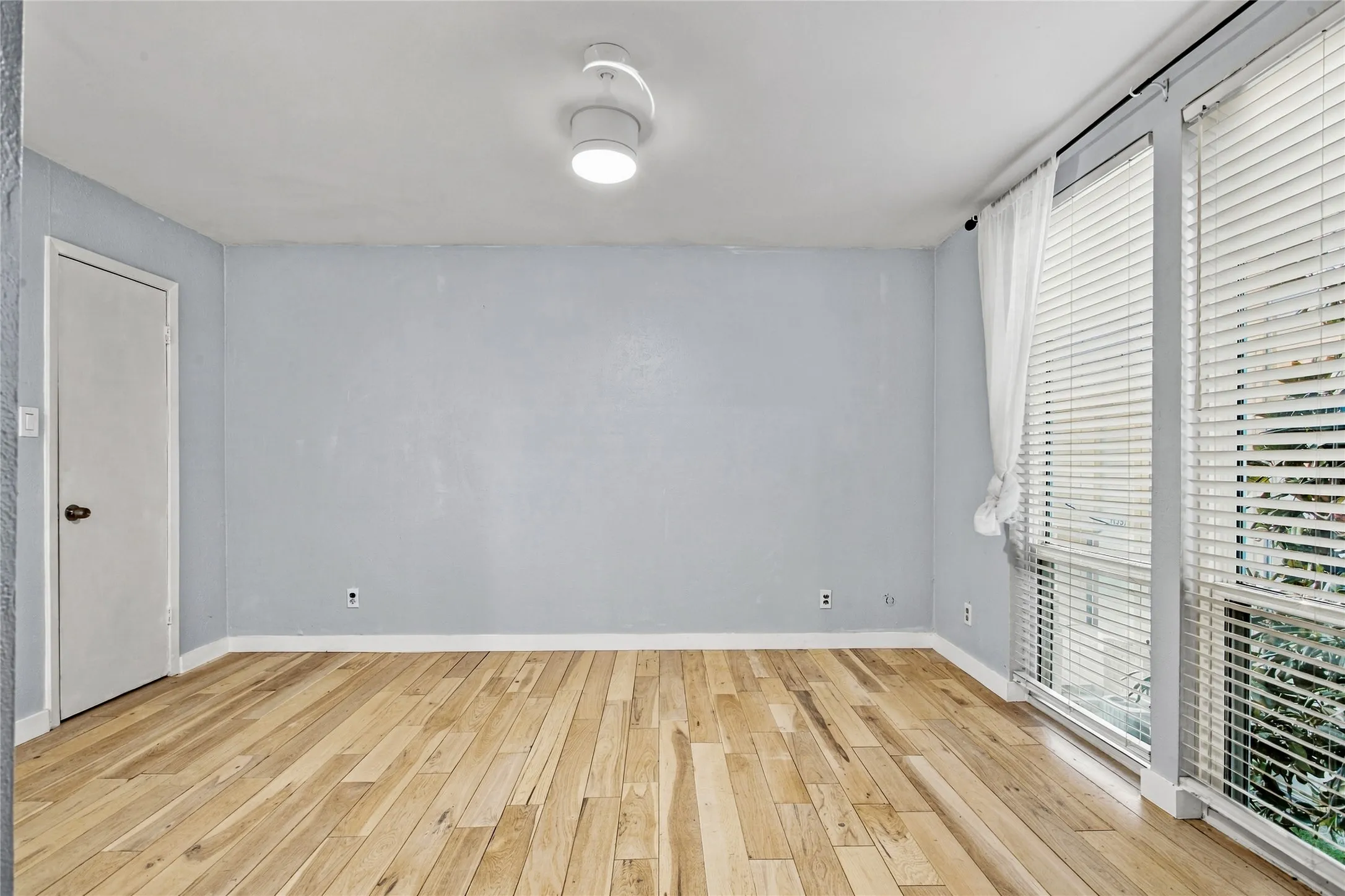 Condominium For Sale in Dallas County , 7125 Fair Oaks Avenue 12, Dallas, Texas 75231, 2 Bedroom, 3 Bathroom, Garage spaces, 1,427 Sqft, built in 1974, mls#21390376, Real Estate Agent in Dallas, Homes For Sale in Dallas county, Homes For Sale in Dallas, Realtor in Dallas Texas, Real Estate Brokerage Independent Realty Texas, Luminita Cordes Realtor