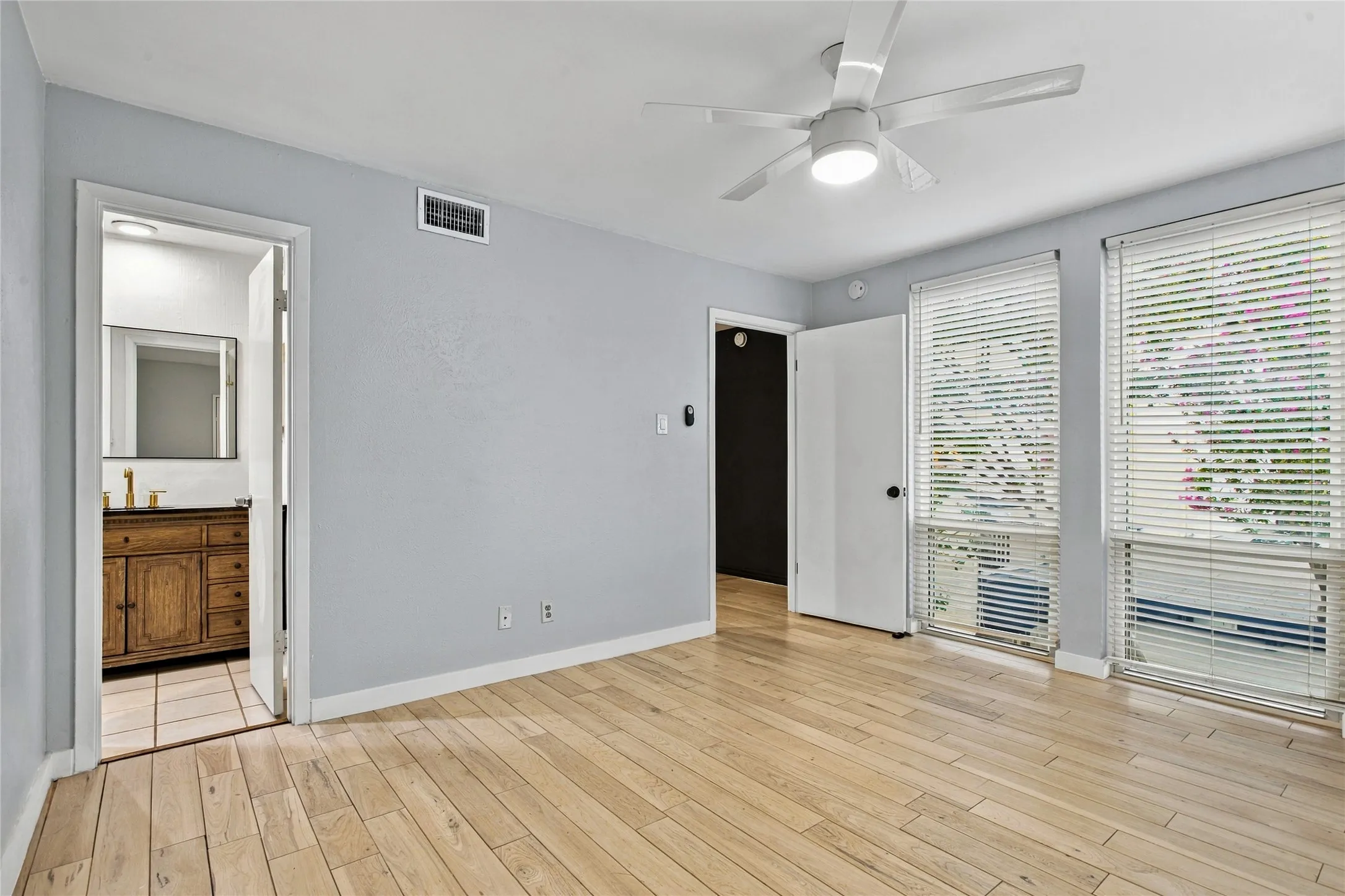 Condominium For Sale in Dallas County , 7125 Fair Oaks Avenue 12, Dallas, Texas 75231, 2 Bedroom, 3 Bathroom, Garage spaces, 1,427 Sqft, built in 1974, mls#21390376, Real Estate Agent in Dallas, Homes For Sale in Dallas county, Homes For Sale in Dallas, Realtor in Dallas Texas, Real Estate Brokerage Independent Realty Texas, Luminita Cordes Realtor