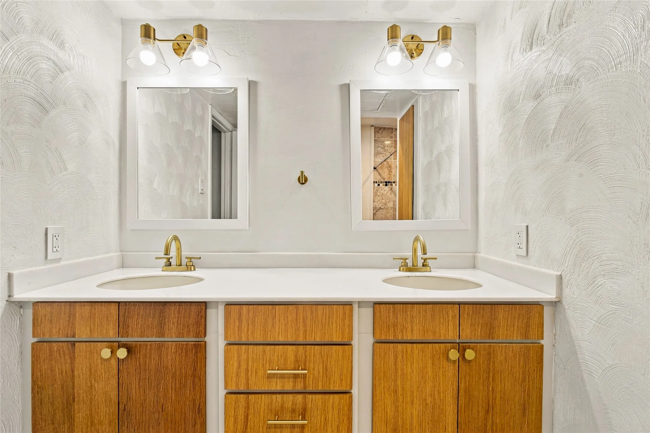 Condominium For Sale in Dallas County , 7125 Fair Oaks Avenue 12, Dallas, Texas 75231, 2 Bedroom, 3 Bathroom, Garage spaces, 1,427 Sqft, built in 1974, mls#21390376, Real Estate Agent in Dallas, Homes For Sale in Dallas county, Homes For Sale in Dallas, Realtor in Dallas Texas, Real Estate Brokerage Independent Realty Texas, Luminita Cordes Realtor