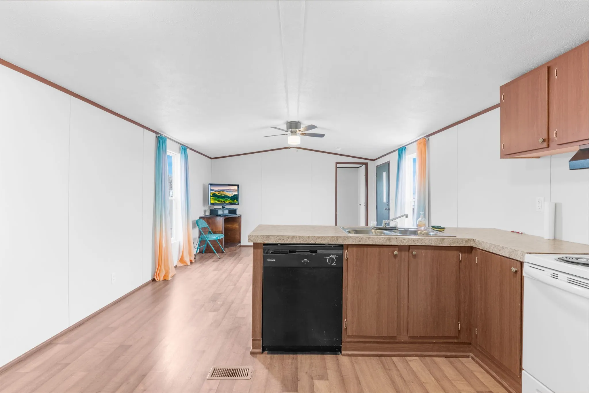 Mobile Home For Rent in Grayson County , 635 Fielder Road, Van Alstyne, Texas 75495, 2 Bedroom, 1 Bathroom, Garage spaces, 784 Sqft, built in 2015, mls#21390273, Real Estate Agent in Van Alstyne, Homes For Rent in Grayson county, Homes For Rent in Van Alstyne, Realtor in Van Alstyne Texas, Real Estate Brokerage Independent Realty Texas, Luminita Cordes Realtor