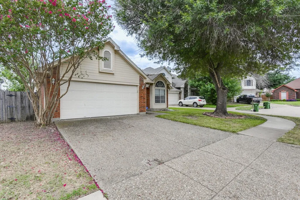 Single Family Residence For Sale in Tarrant County , 952 Freshwood Court, Arlington, Texas 76017, 3 Bedroom, 2 Bathroom, 2 Garage spaces, 1,578 Sqft, built in 1988, mls#21388452, Real Estate Agent in Arlington, Homes For Sale in Tarrant county, Homes For Sale in Arlington, Realtor in Arlington Texas, Real Estate Brokerage Independent Realty Texas, Luminita Cordes Realtor