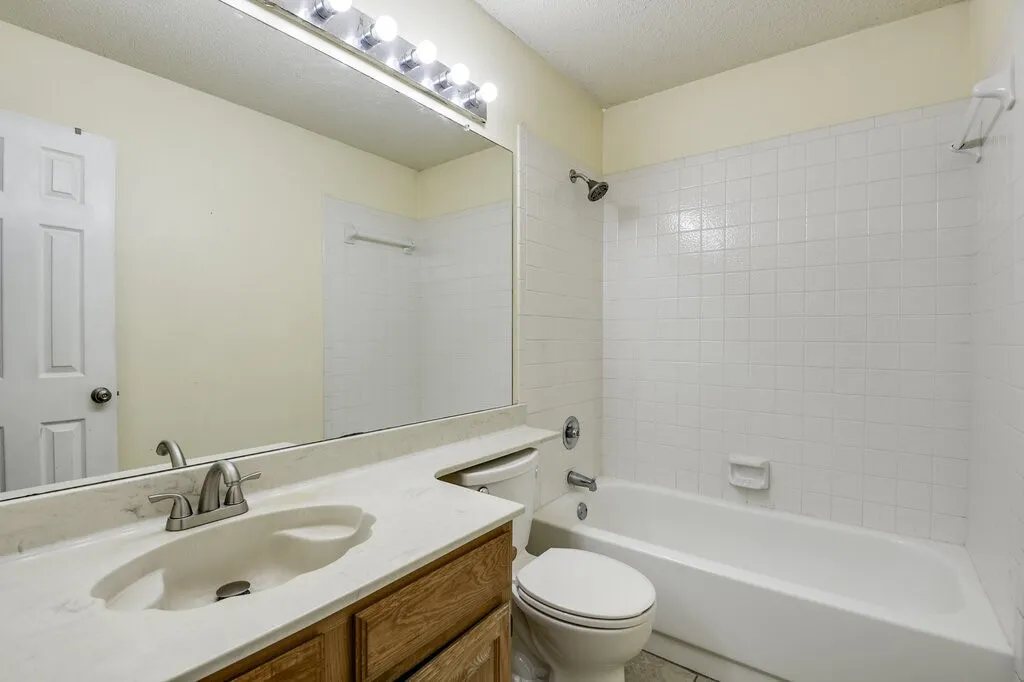 Single Family Residence For Sale in Tarrant County , 952 Freshwood Court, Arlington, Texas 76017, 3 Bedroom, 2 Bathroom, 2 Garage spaces, 1,578 Sqft, built in 1988, mls#21388452, Real Estate Agent in Arlington, Homes For Sale in Tarrant county, Homes For Sale in Arlington, Realtor in Arlington Texas, Real Estate Brokerage Independent Realty Texas, Luminita Cordes Realtor