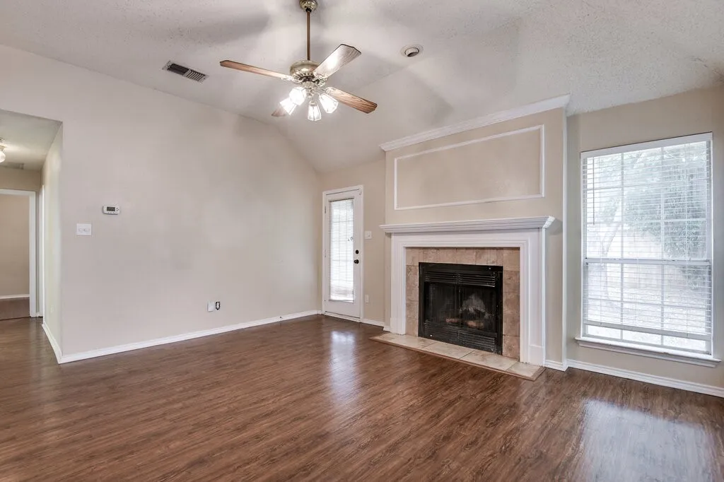 Single Family Residence For Sale in Tarrant County , 952 Freshwood Court, Arlington, Texas 76017, 3 Bedroom, 2 Bathroom, 2 Garage spaces, 1,578 Sqft, built in 1988, mls#21388452, Real Estate Agent in Arlington, Homes For Sale in Tarrant county, Homes For Sale in Arlington, Realtor in Arlington Texas, Real Estate Brokerage Independent Realty Texas, Luminita Cordes Realtor