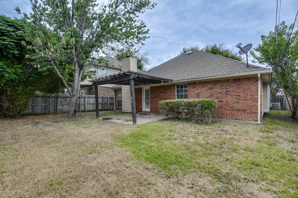 Single Family Residence For Sale in Tarrant County , 952 Freshwood Court, Arlington, Texas 76017, 3 Bedroom, 2 Bathroom, 2 Garage spaces, 1,578 Sqft, built in 1988, mls#21388452, Real Estate Agent in Arlington, Homes For Sale in Tarrant county, Homes For Sale in Arlington, Realtor in Arlington Texas, Real Estate Brokerage Independent Realty Texas, Luminita Cordes Realtor
