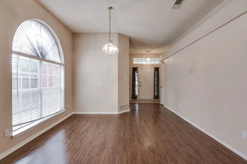 Single Family Residence For Sale in Tarrant County , 952 Freshwood Court, Arlington, Texas 76017, 3 Bedroom, 2 Bathroom, 2 Garage spaces, 1,578 Sqft, built in 1988, mls#21388452, Real Estate Agent in Arlington, Homes For Sale in Tarrant county, Homes For Sale in Arlington, Realtor in Arlington Texas, Real Estate Brokerage Independent Realty Texas, Luminita Cordes Realtor