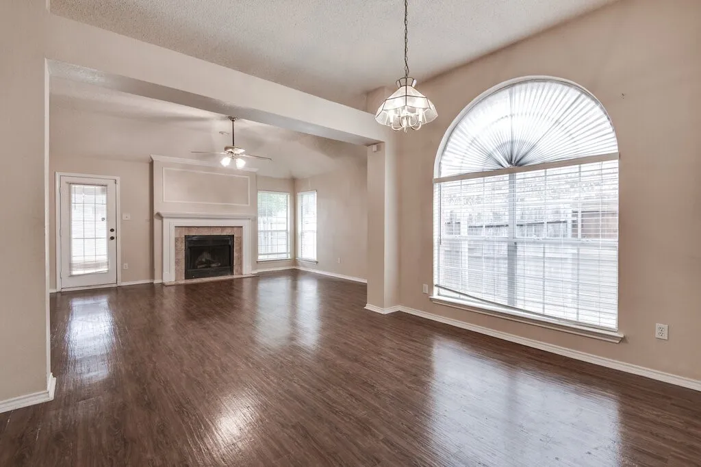 Single Family Residence For Sale in Tarrant County , 952 Freshwood Court, Arlington, Texas 76017, 3 Bedroom, 2 Bathroom, 2 Garage spaces, 1,578 Sqft, built in 1988, mls#21388452, Real Estate Agent in Arlington, Homes For Sale in Tarrant county, Homes For Sale in Arlington, Realtor in Arlington Texas, Real Estate Brokerage Independent Realty Texas, Luminita Cordes Realtor