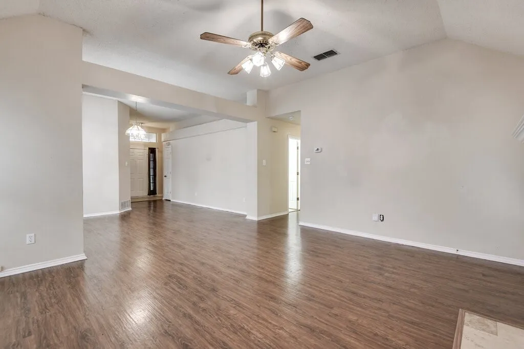 Single Family Residence For Sale in Tarrant County , 952 Freshwood Court, Arlington, Texas 76017, 3 Bedroom, 2 Bathroom, 2 Garage spaces, 1,578 Sqft, built in 1988, mls#21388452, Real Estate Agent in Arlington, Homes For Sale in Tarrant county, Homes For Sale in Arlington, Realtor in Arlington Texas, Real Estate Brokerage Independent Realty Texas, Luminita Cordes Realtor