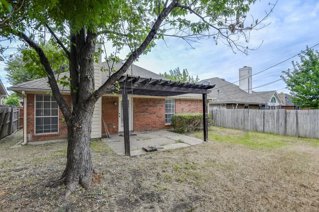 Single Family Residence For Sale in Tarrant County , 952 Freshwood Court, Arlington, Texas 76017, 3 Bedroom, 2 Bathroom, 2 Garage spaces, 1,578 Sqft, built in 1988, mls#21388452, Real Estate Agent in Arlington, Homes For Sale in Tarrant county, Homes For Sale in Arlington, Realtor in Arlington Texas, Real Estate Brokerage Independent Realty Texas, Luminita Cordes Realtor