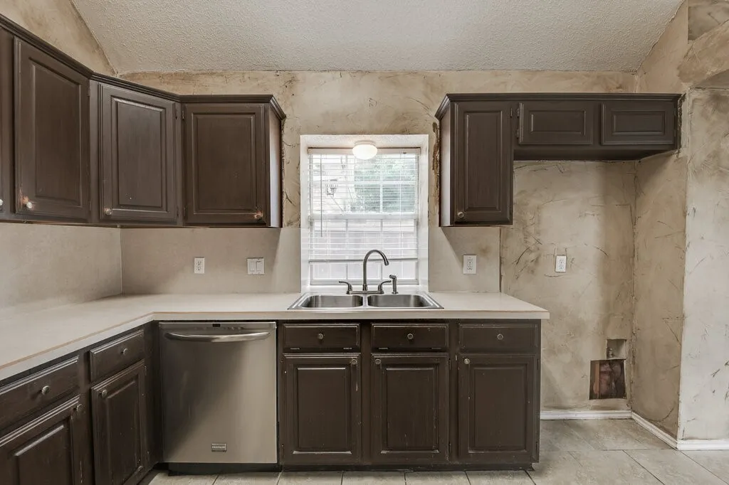 Single Family Residence For Sale in Tarrant County , 952 Freshwood Court, Arlington, Texas 76017, 3 Bedroom, 2 Bathroom, 2 Garage spaces, 1,578 Sqft, built in 1988, mls#21388452, Real Estate Agent in Arlington, Homes For Sale in Tarrant county, Homes For Sale in Arlington, Realtor in Arlington Texas, Real Estate Brokerage Independent Realty Texas, Luminita Cordes Realtor