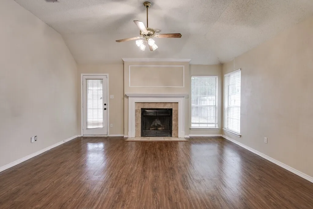 Single Family Residence For Sale in Tarrant County , 952 Freshwood Court, Arlington, Texas 76017, 3 Bedroom, 2 Bathroom, 2 Garage spaces, 1,578 Sqft, built in 1988, mls#21388452, Real Estate Agent in Arlington, Homes For Sale in Tarrant county, Homes For Sale in Arlington, Realtor in Arlington Texas, Real Estate Brokerage Independent Realty Texas, Luminita Cordes Realtor