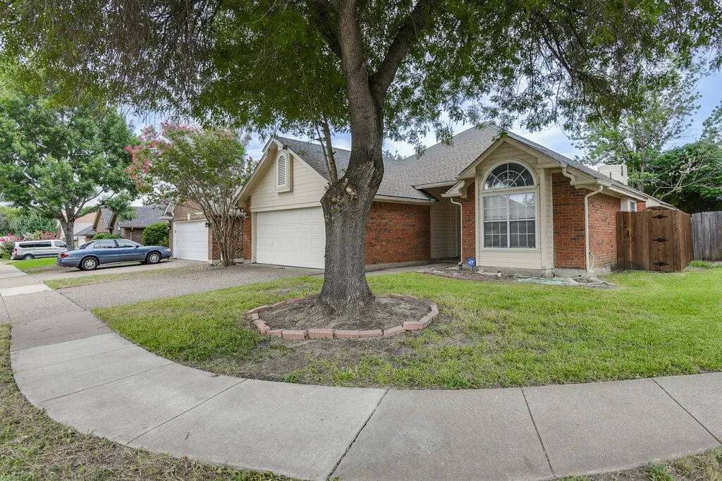 Single Family Residence For Sale in Tarrant County , 952 Freshwood Court, Arlington, Texas 76017, 3 Bedroom, 2 Bathroom, 2 Garage spaces, 1,578 Sqft, built in 1988, mls#21388452, Real Estate Agent in Arlington, Homes For Sale in Tarrant county, Homes For Sale in Arlington, Realtor in Arlington Texas, Real Estate Brokerage Independent Realty Texas, Luminita Cordes Realtor