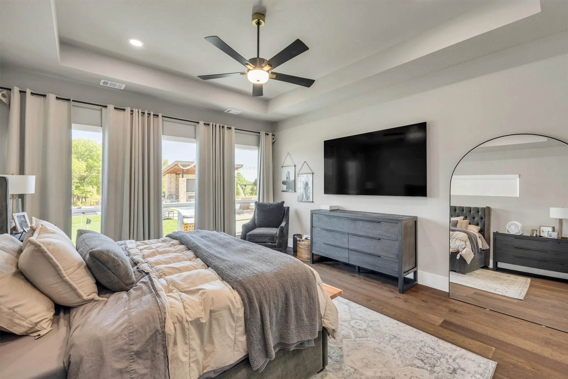 Onwer's retreat with motorized shades