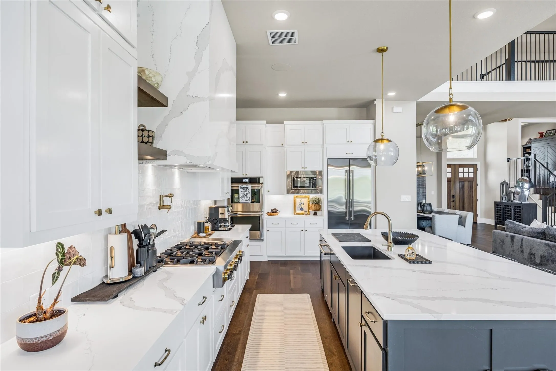A 6-burner gas stovetop and double oven make meal prep a breeze!