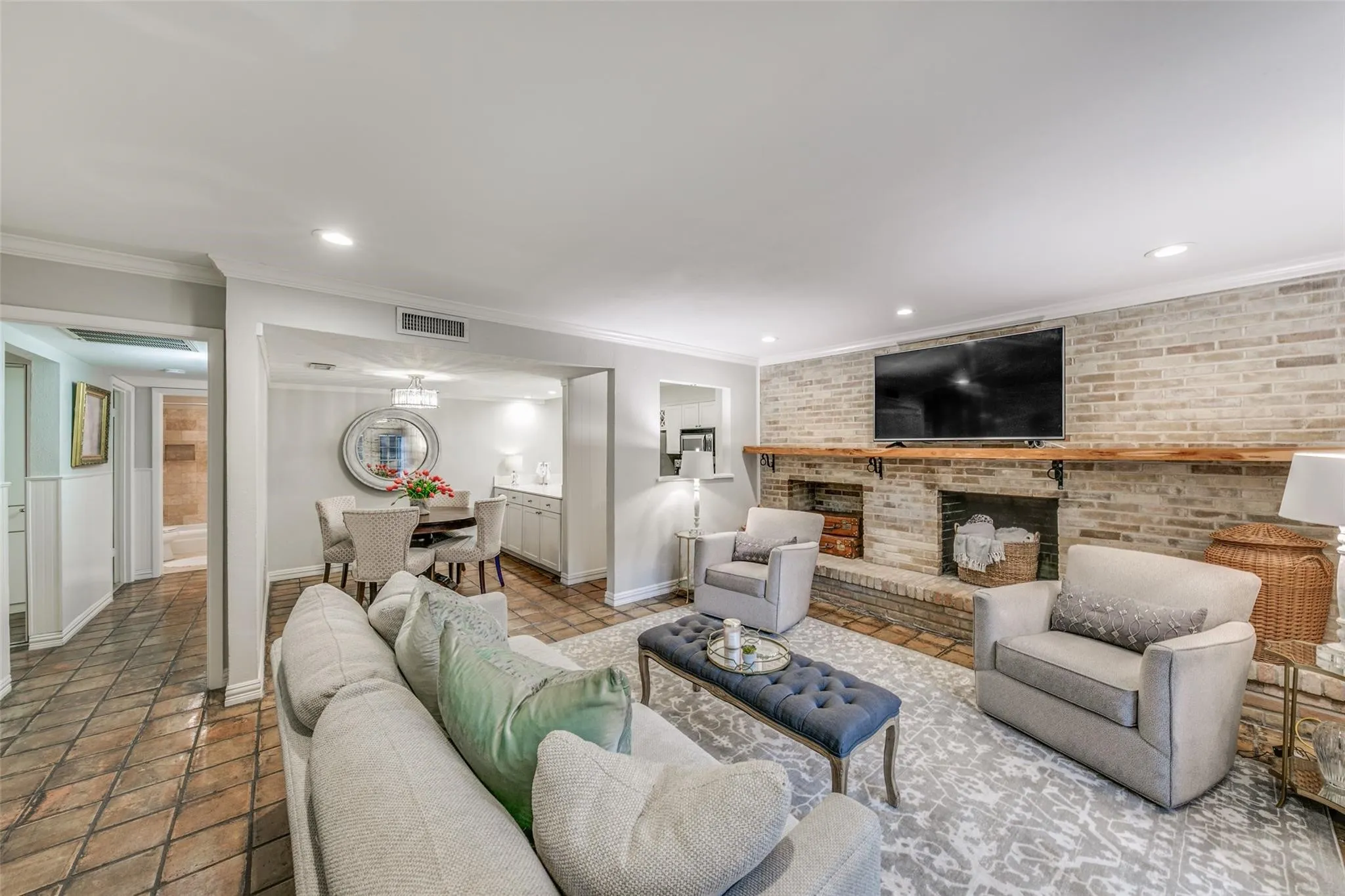 Condominium For Rent in Dallas County , 5916 Birchbrook Drive 126, Dallas, Texas 75206, 3 Bedroom, 2 Bathroom, Garage spaces, 1,144 Sqft, built in 1969, mls#21390033, Real Estate Agent in Dallas, Homes For Rent in Dallas county, Homes For Rent in Dallas, Realtor in Dallas Texas, Real Estate Brokerage Independent Realty Texas, Luminita Cordes Realtor