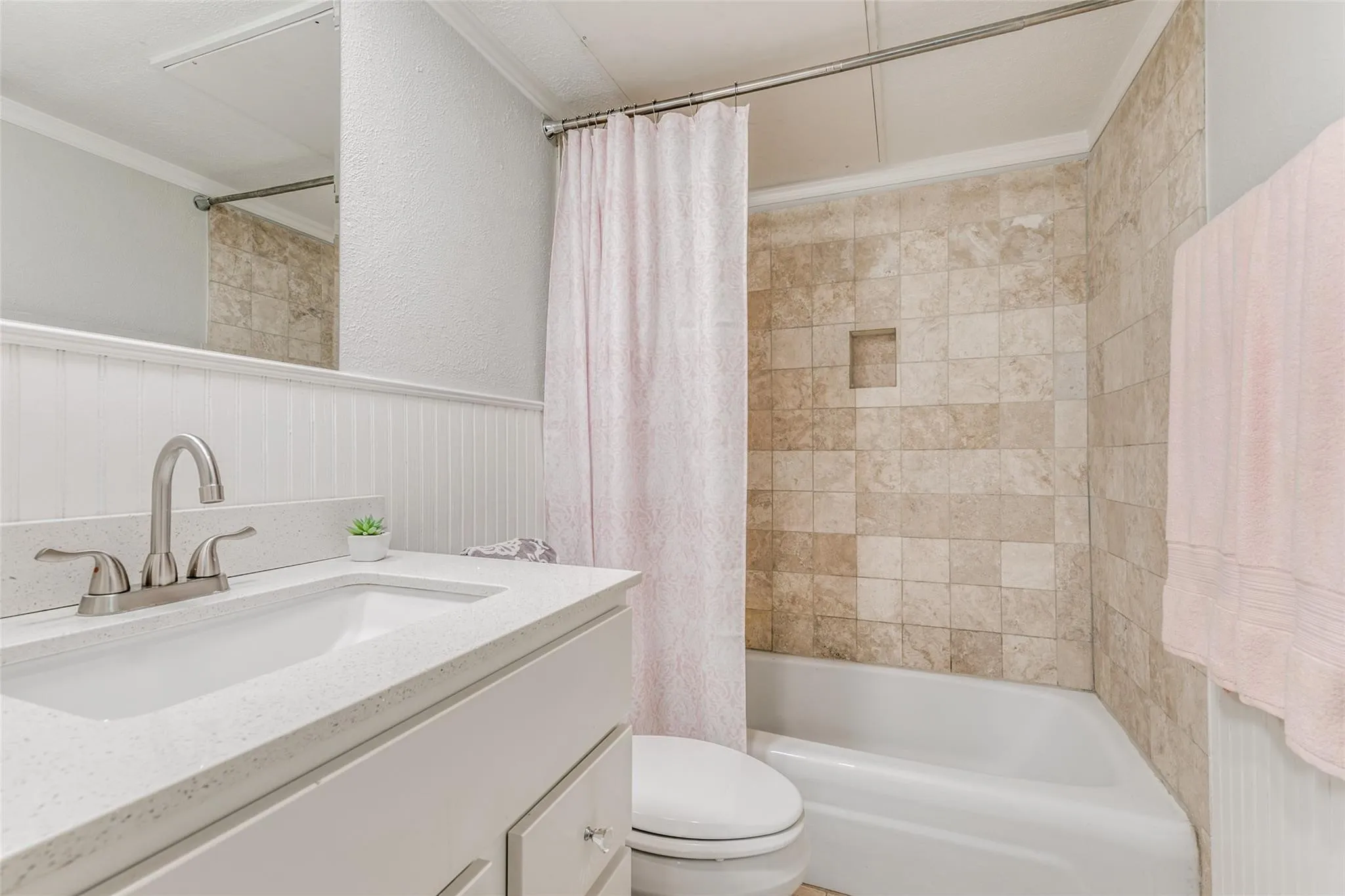 Condominium For Rent in Dallas County , 5916 Birchbrook Drive 126, Dallas, Texas 75206, 3 Bedroom, 2 Bathroom, Garage spaces, 1,144 Sqft, built in 1969, mls#21390033, Real Estate Agent in Dallas, Homes For Rent in Dallas county, Homes For Rent in Dallas, Realtor in Dallas Texas, Real Estate Brokerage Independent Realty Texas, Luminita Cordes Realtor