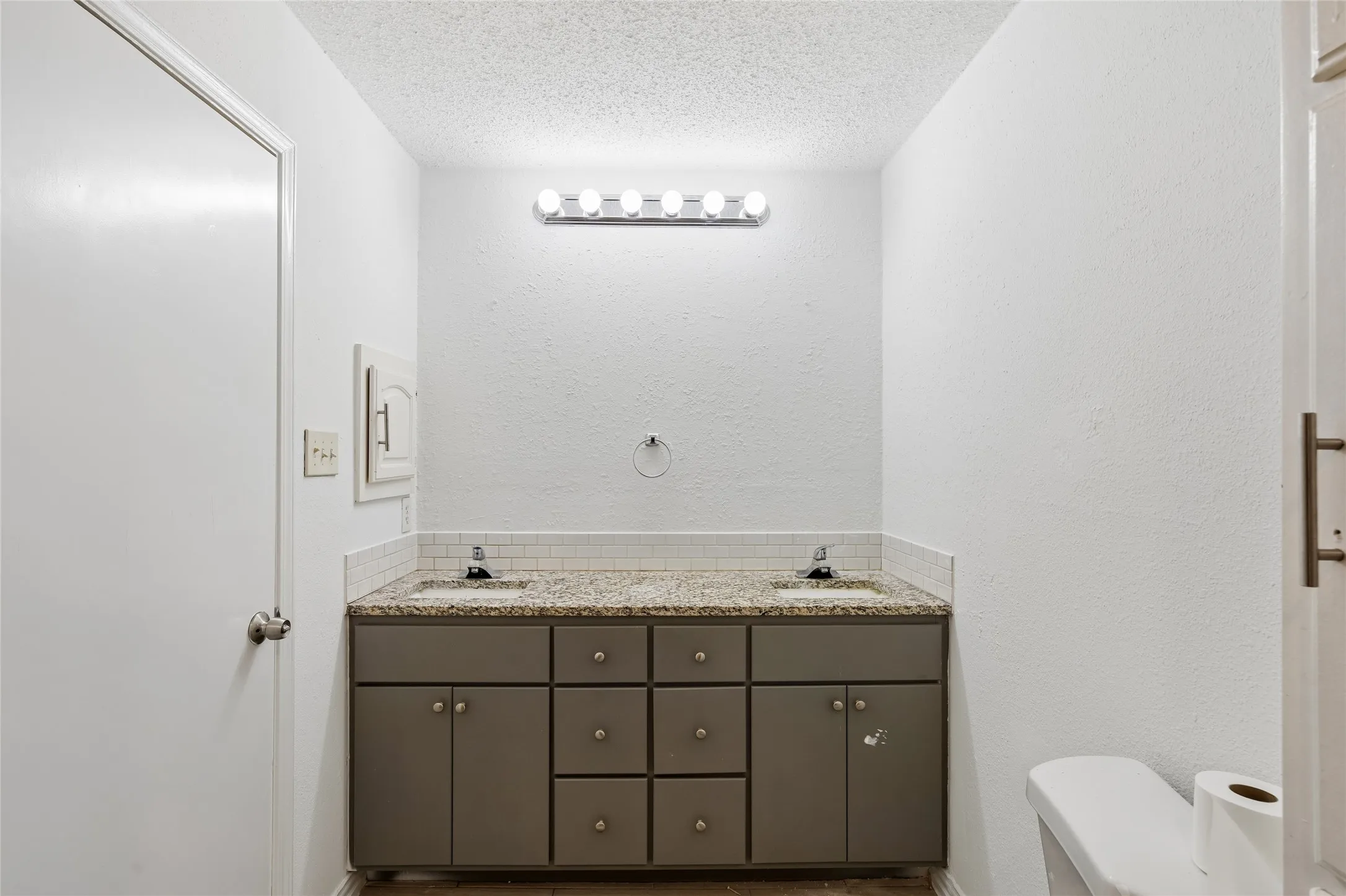 Single Family Residence For Sale in Tarrant County , 1016 Hazelwood Drive, Mansfield, Texas 76063, 3 Bedroom, 2 Bathroom, 2 Garage spaces, 1,797 Sqft, built in 1980, mls#21390321, Real Estate Agent in Mansfield, Homes For Sale in Tarrant county, Homes For Sale in Mansfield, Realtor in Mansfield Texas, Real Estate Brokerage Independent Realty Texas, Luminita Cordes Realtor