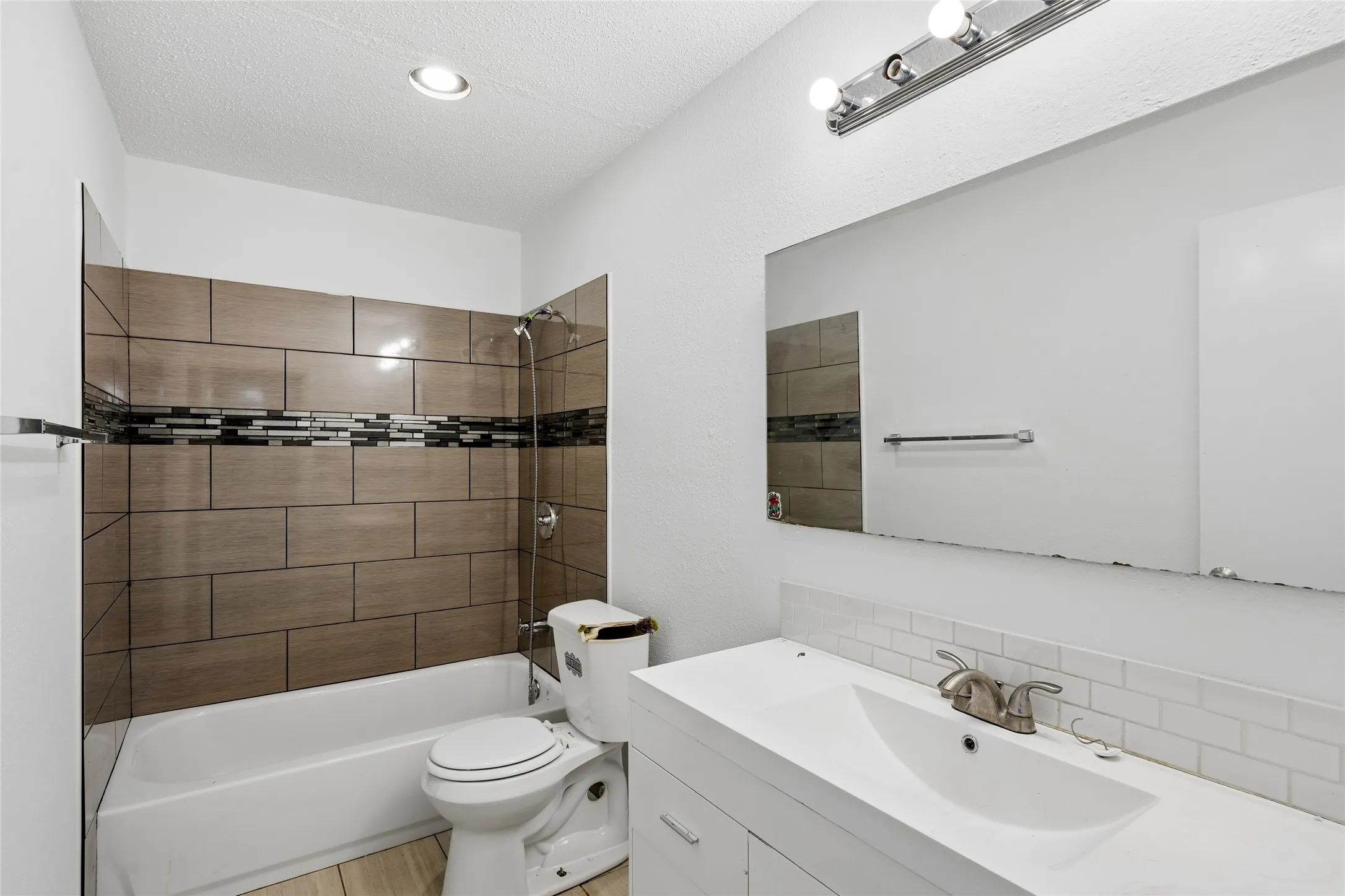 Single Family Residence For Sale in Tarrant County , 1016 Hazelwood Drive, Mansfield, Texas 76063, 3 Bedroom, 2 Bathroom, 2 Garage spaces, 1,797 Sqft, built in 1980, mls#21390321, Real Estate Agent in Mansfield, Homes For Sale in Tarrant county, Homes For Sale in Mansfield, Realtor in Mansfield Texas, Real Estate Brokerage Independent Realty Texas, Luminita Cordes Realtor
