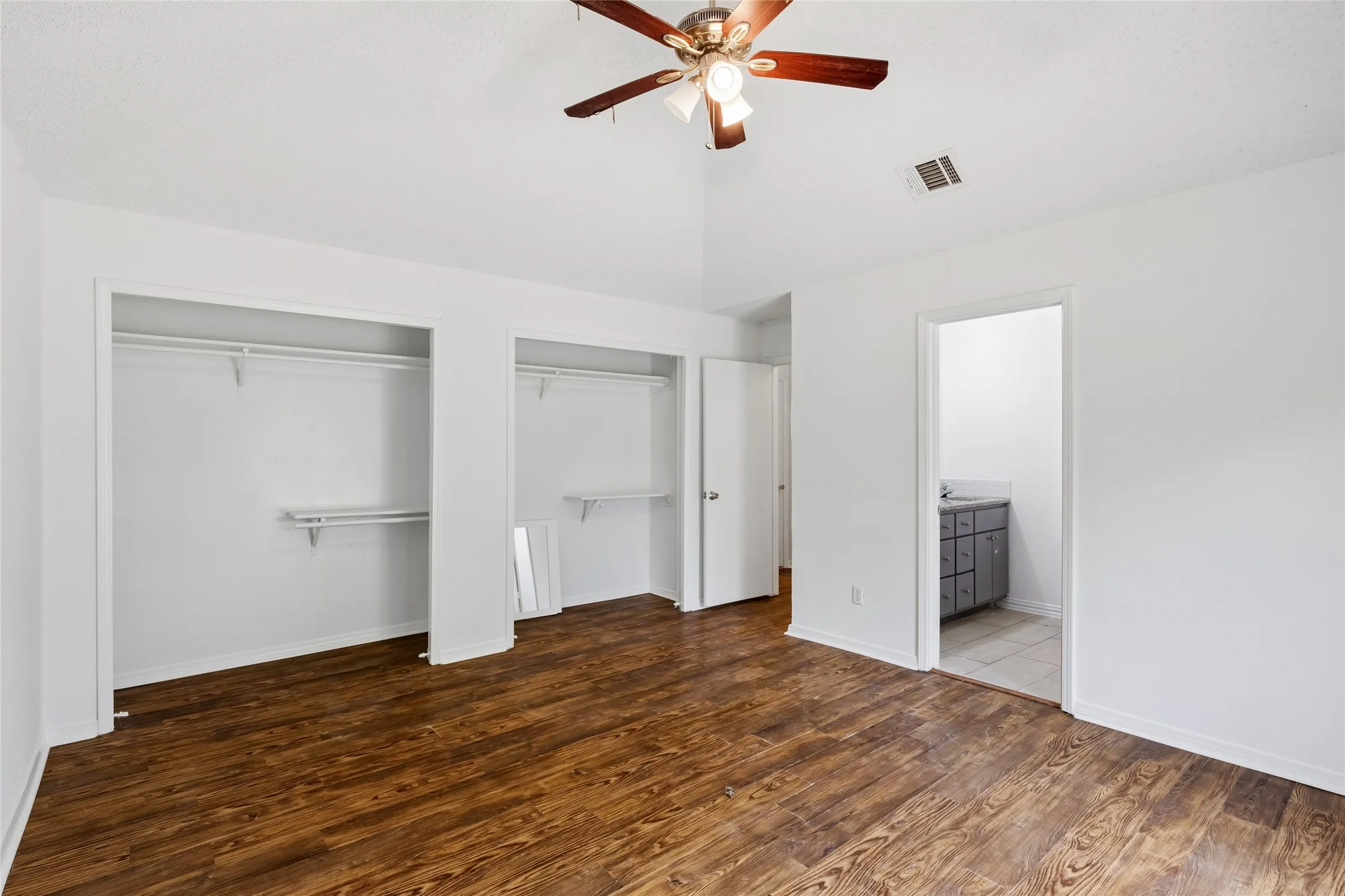 Single Family Residence For Sale in Tarrant County , 1016 Hazelwood Drive, Mansfield, Texas 76063, 3 Bedroom, 2 Bathroom, 2 Garage spaces, 1,797 Sqft, built in 1980, mls#21390321, Real Estate Agent in Mansfield, Homes For Sale in Tarrant county, Homes For Sale in Mansfield, Realtor in Mansfield Texas, Real Estate Brokerage Independent Realty Texas, Luminita Cordes Realtor