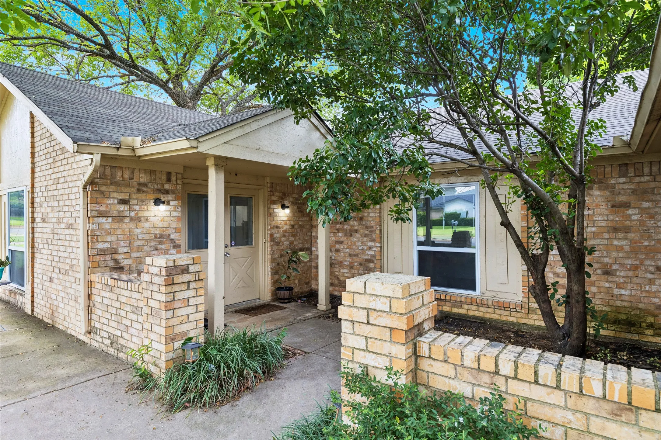 Single Family Residence For Sale in Tarrant County , 1016 Hazelwood Drive, Mansfield, Texas 76063, 3 Bedroom, 2 Bathroom, 2 Garage spaces, 1,797 Sqft, built in 1980, mls#21390321, Real Estate Agent in Mansfield, Homes For Sale in Tarrant county, Homes For Sale in Mansfield, Realtor in Mansfield Texas, Real Estate Brokerage Independent Realty Texas, Luminita Cordes Realtor