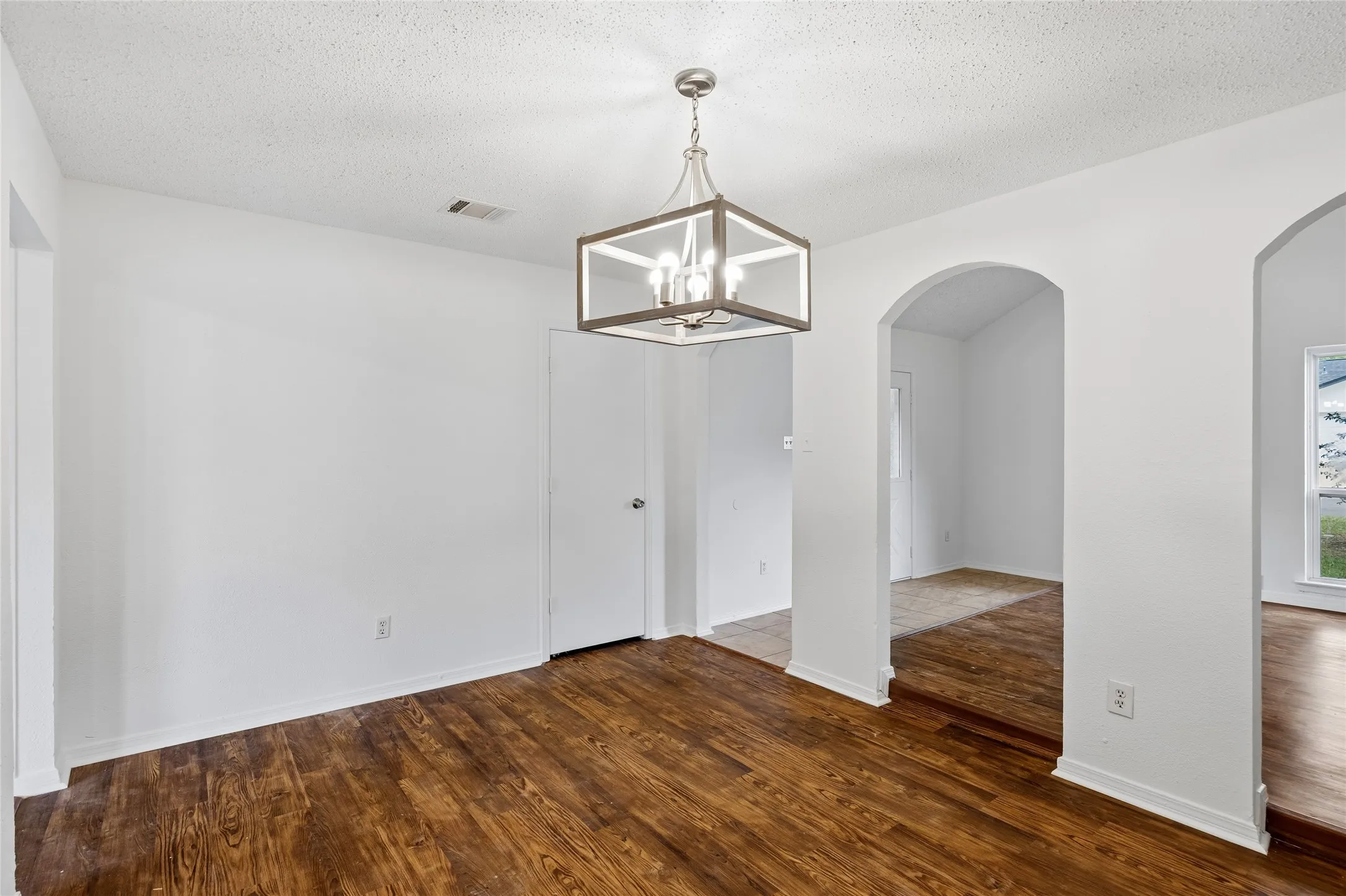 Single Family Residence For Sale in Tarrant County , 1016 Hazelwood Drive, Mansfield, Texas 76063, 3 Bedroom, 2 Bathroom, 2 Garage spaces, 1,797 Sqft, built in 1980, mls#21390321, Real Estate Agent in Mansfield, Homes For Sale in Tarrant county, Homes For Sale in Mansfield, Realtor in Mansfield Texas, Real Estate Brokerage Independent Realty Texas, Luminita Cordes Realtor