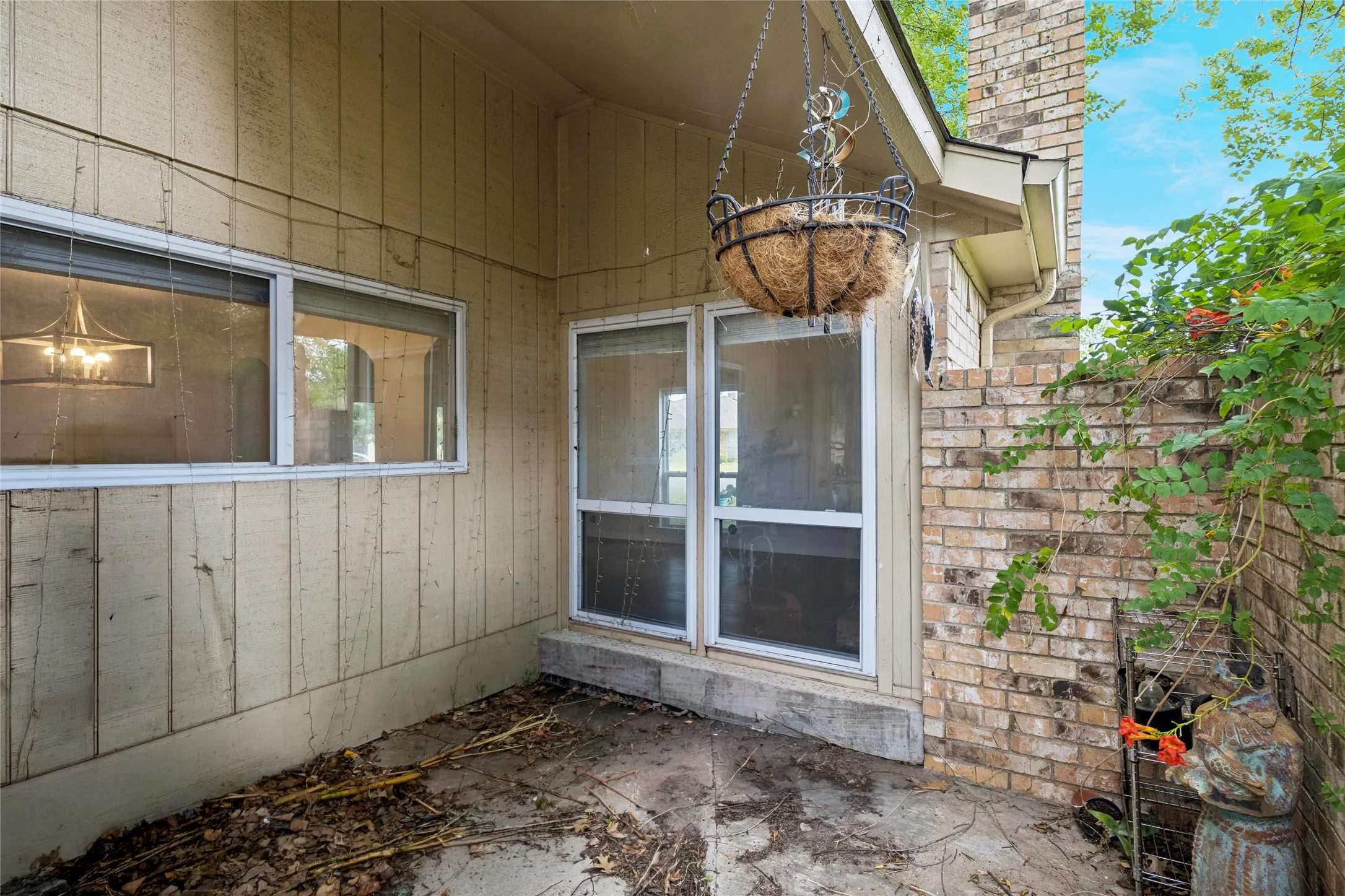 Single Family Residence For Sale in Tarrant County , 1016 Hazelwood Drive, Mansfield, Texas 76063, 3 Bedroom, 2 Bathroom, 2 Garage spaces, 1,797 Sqft, built in 1980, mls#21390321, Real Estate Agent in Mansfield, Homes For Sale in Tarrant county, Homes For Sale in Mansfield, Realtor in Mansfield Texas, Real Estate Brokerage Independent Realty Texas, Luminita Cordes Realtor