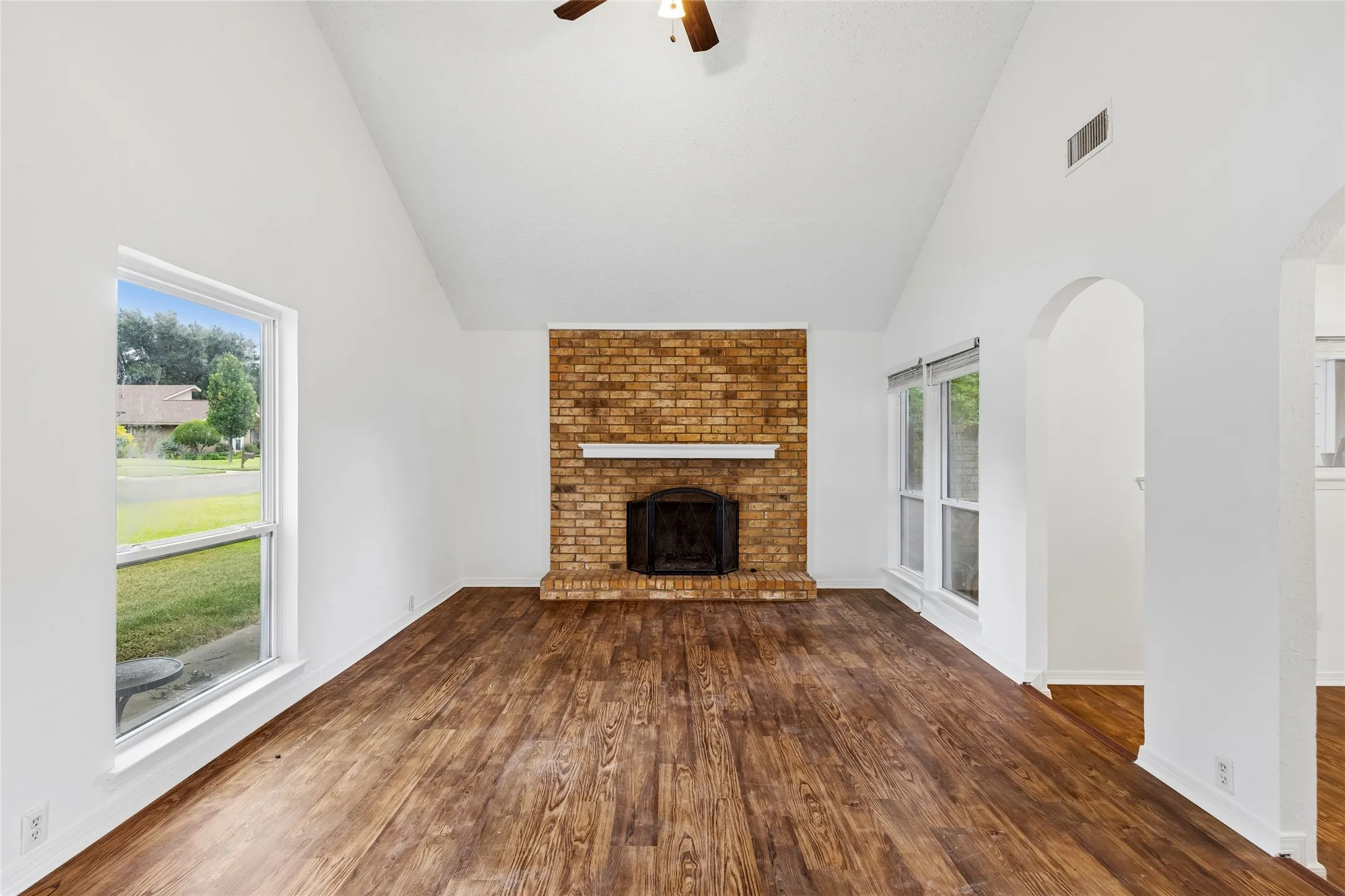 Single Family Residence For Sale in Tarrant County , 1016 Hazelwood Drive, Mansfield, Texas 76063, 3 Bedroom, 2 Bathroom, 2 Garage spaces, 1,797 Sqft, built in 1980, mls#21390321, Real Estate Agent in Mansfield, Homes For Sale in Tarrant county, Homes For Sale in Mansfield, Realtor in Mansfield Texas, Real Estate Brokerage Independent Realty Texas, Luminita Cordes Realtor