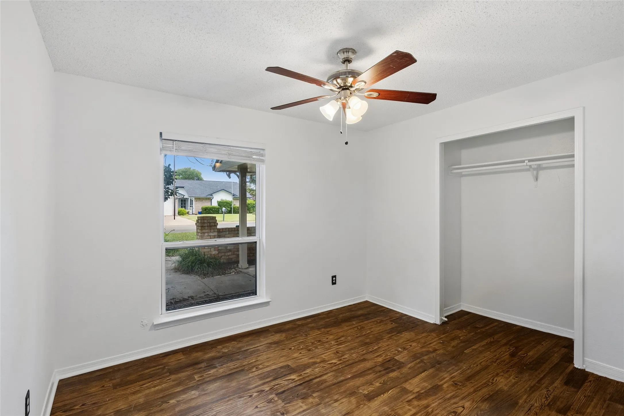 Single Family Residence For Sale in Tarrant County , 1016 Hazelwood Drive, Mansfield, Texas 76063, 3 Bedroom, 2 Bathroom, 2 Garage spaces, 1,797 Sqft, built in 1980, mls#21390321, Real Estate Agent in Mansfield, Homes For Sale in Tarrant county, Homes For Sale in Mansfield, Realtor in Mansfield Texas, Real Estate Brokerage Independent Realty Texas, Luminita Cordes Realtor