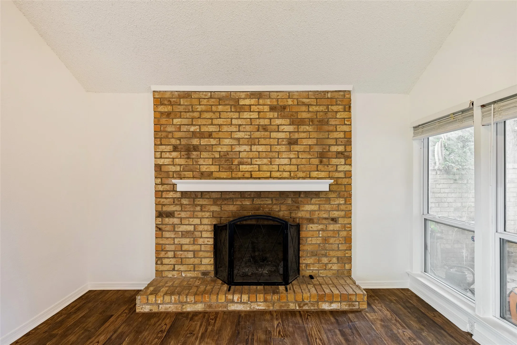 Single Family Residence For Sale in Tarrant County , 1016 Hazelwood Drive, Mansfield, Texas 76063, 3 Bedroom, 2 Bathroom, 2 Garage spaces, 1,797 Sqft, built in 1980, mls#21390321, Real Estate Agent in Mansfield, Homes For Sale in Tarrant county, Homes For Sale in Mansfield, Realtor in Mansfield Texas, Real Estate Brokerage Independent Realty Texas, Luminita Cordes Realtor